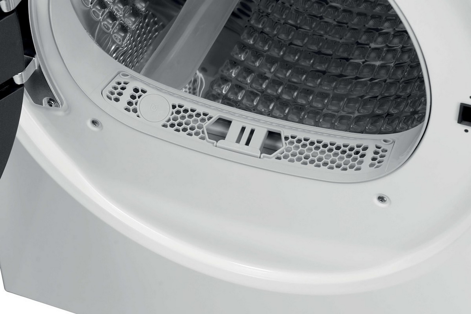 Primo piano dell'interno di una porta bianca dell'asciugatrice. Presenta un filtro a nido d'ape, una parte in plastica e un tamburo metallico.
