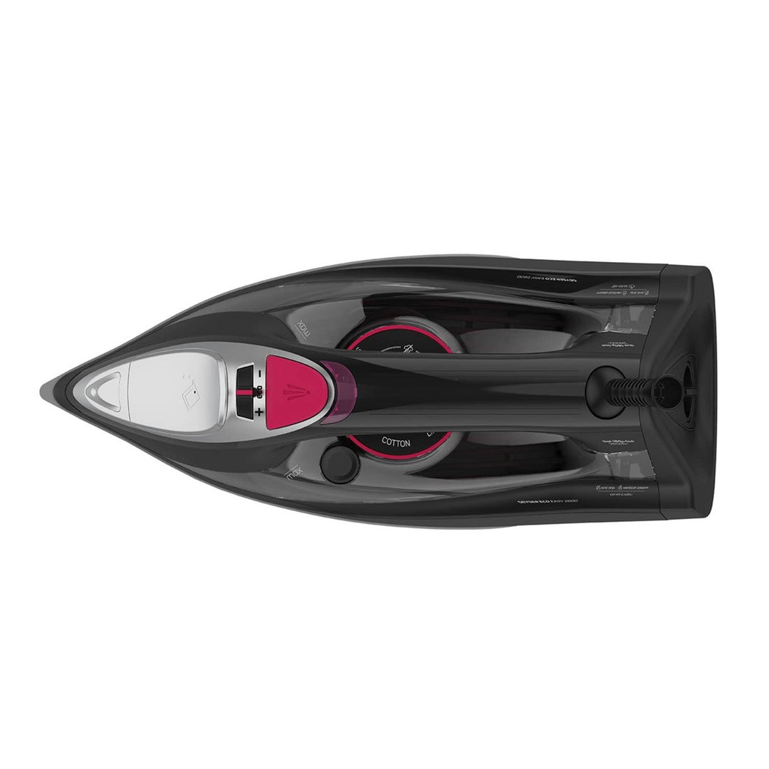 Czarne żelazko, widok z góry, z czerwono-białym panelem sterowania i czarnym uchwytem. Ma białą końcówkę i przewód.