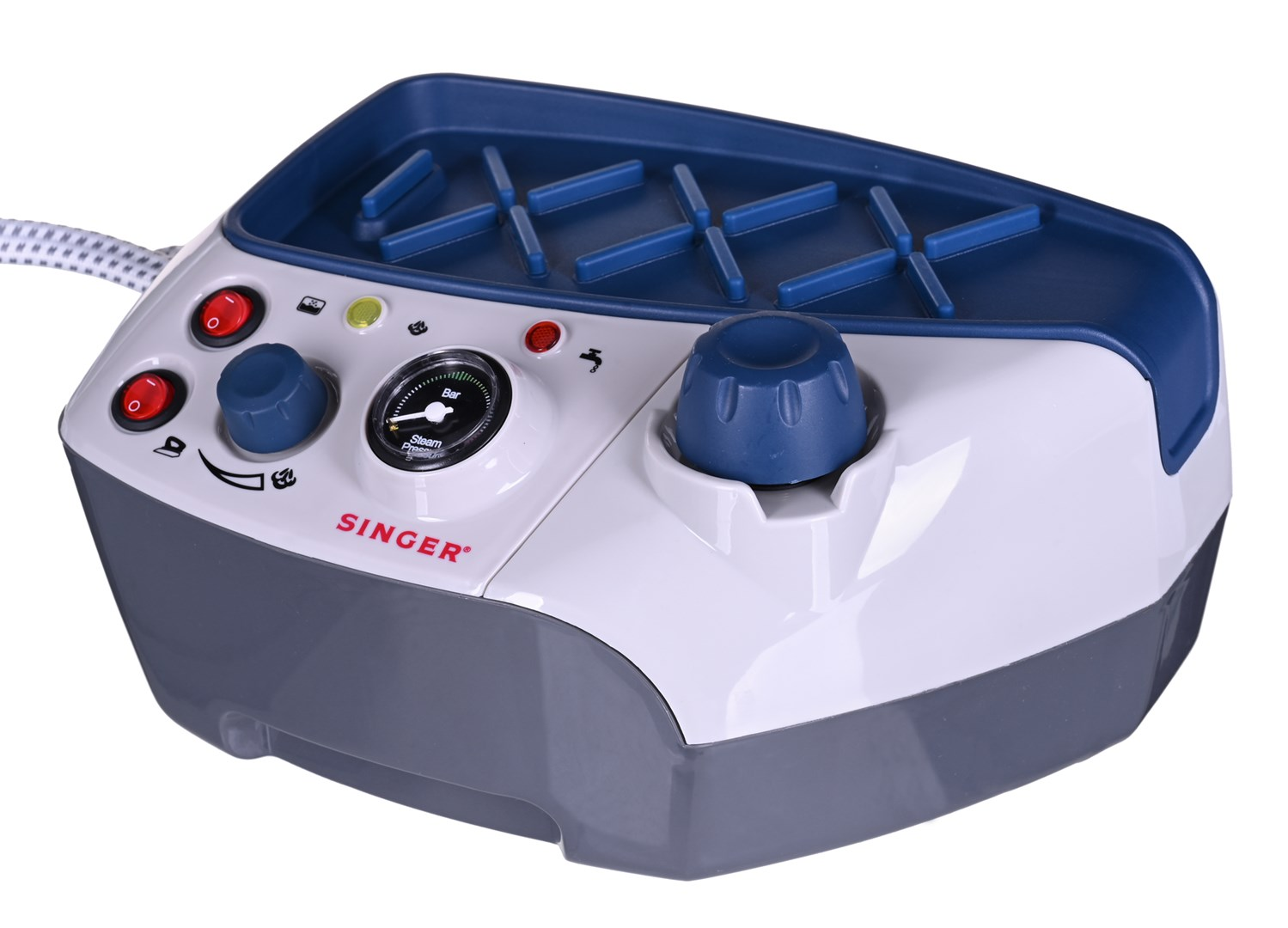 Prasa parowa Singer. Ma niebieską górę i pokrętło, biało-szary korpus i czerwone przyciski. Widoczny jest manometr.
