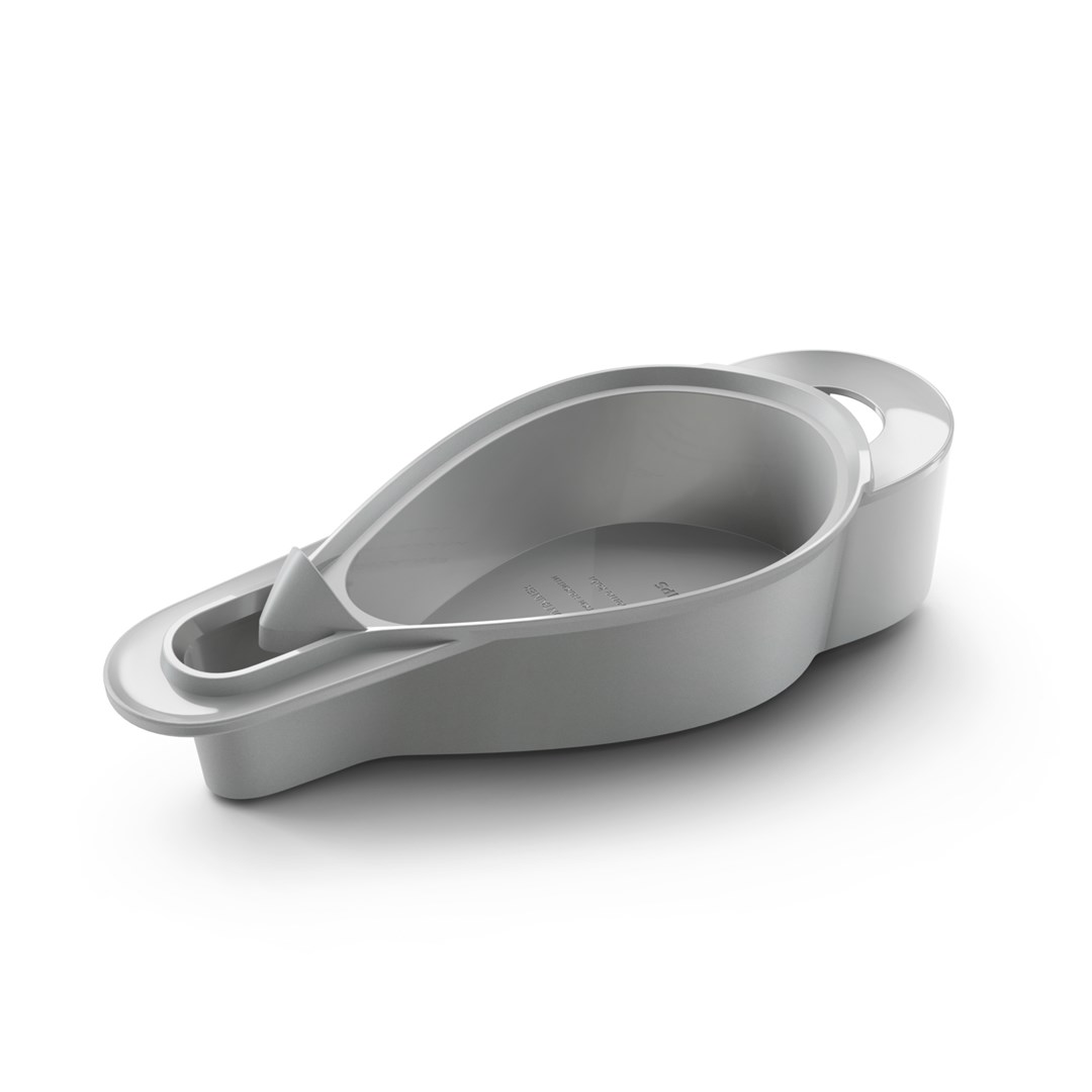 Ein graues Plastik-Bidet. Es hat eine gebogene Form mit einem Ausguss und einem Griff. Das Bidet steht auf einer weißen Oberfläche.