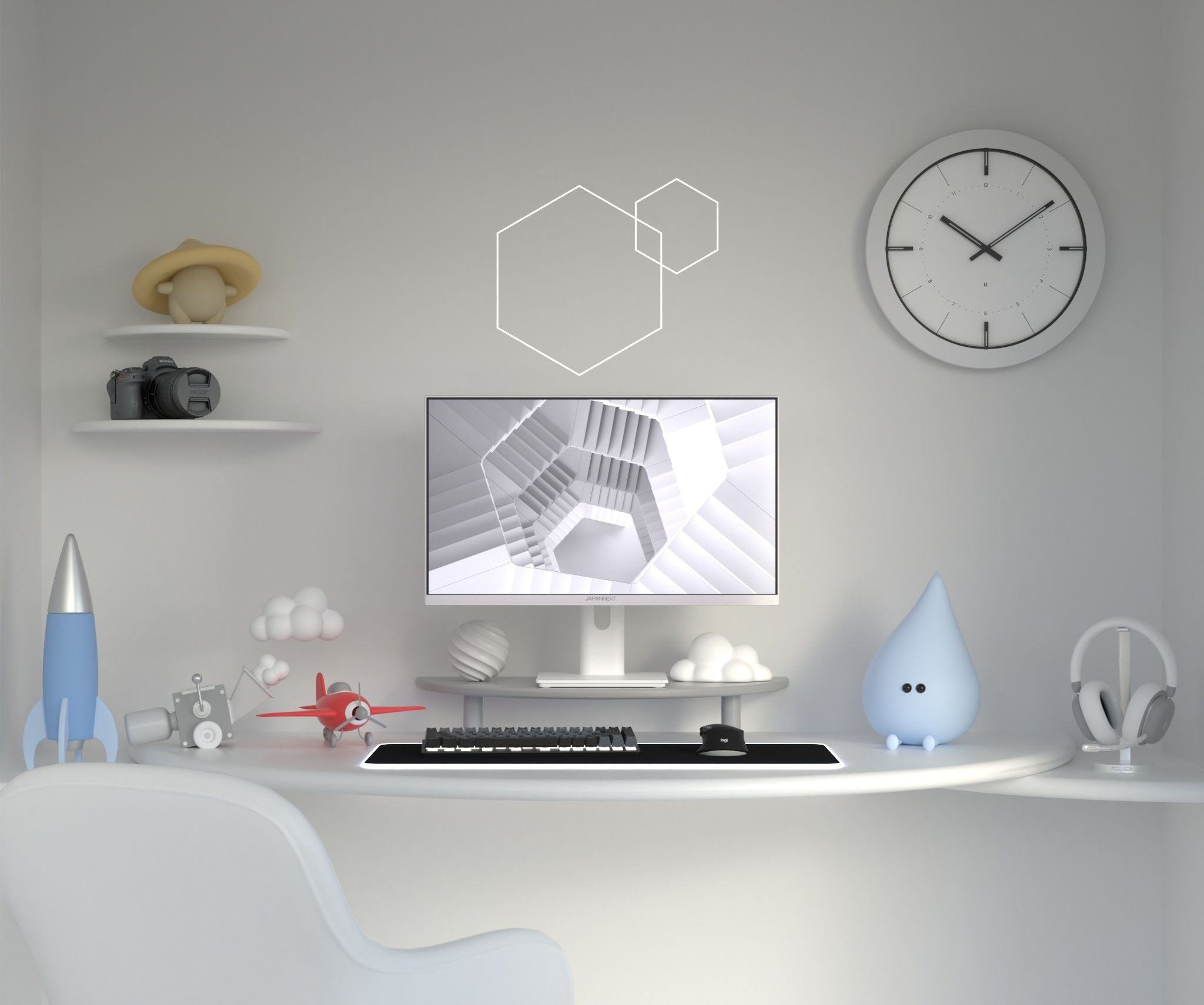 Ein Schreibtisch mit Monitor, Spielzeug und einer Uhr. Eine Rakete, ein Flugzeug und eine tropfenförmige Lampe sind vorhanden.