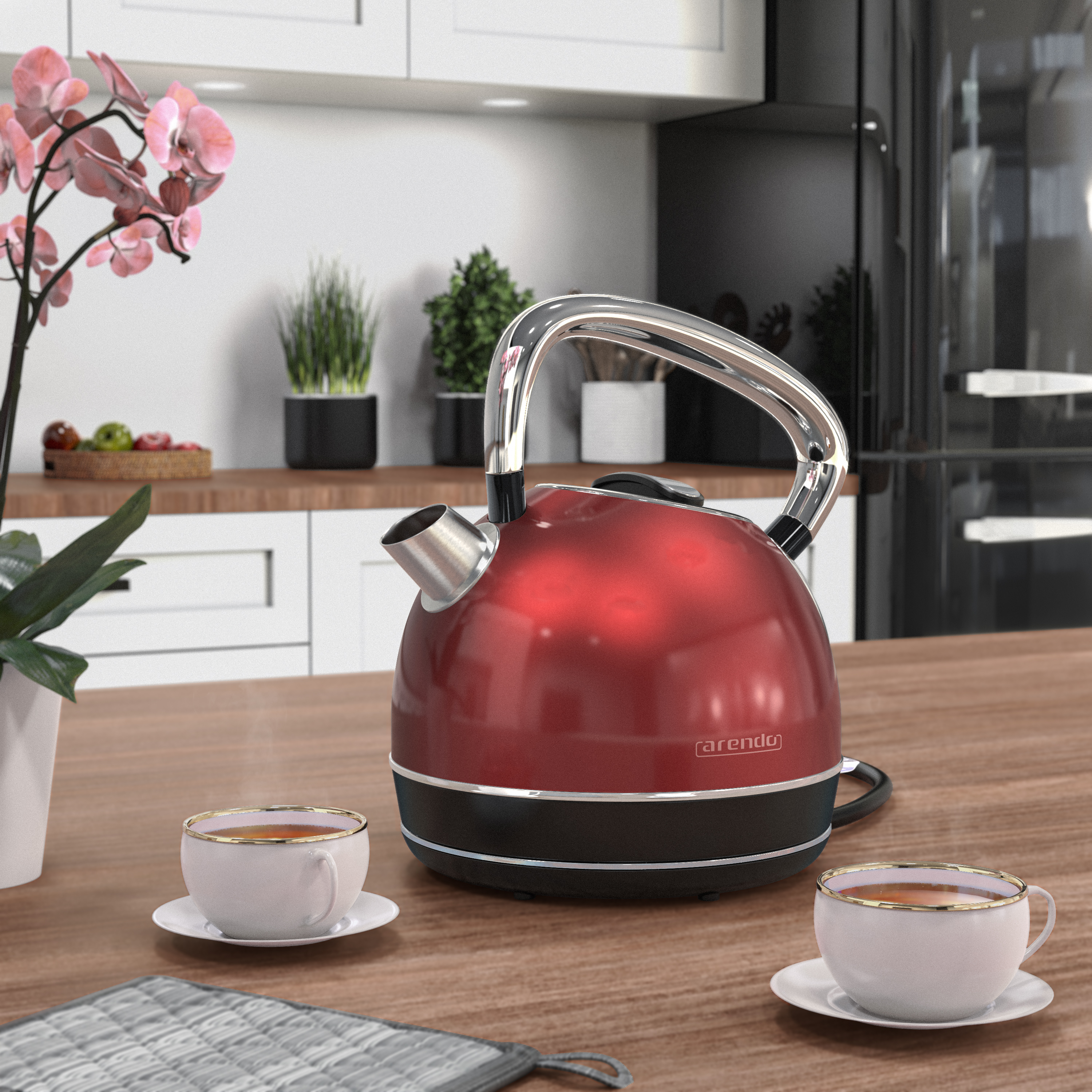 Ein roter Wasserkocher und zwei Teetassen auf einem Holztisch. Orchideen und Pflanzen sind im Hintergrund.