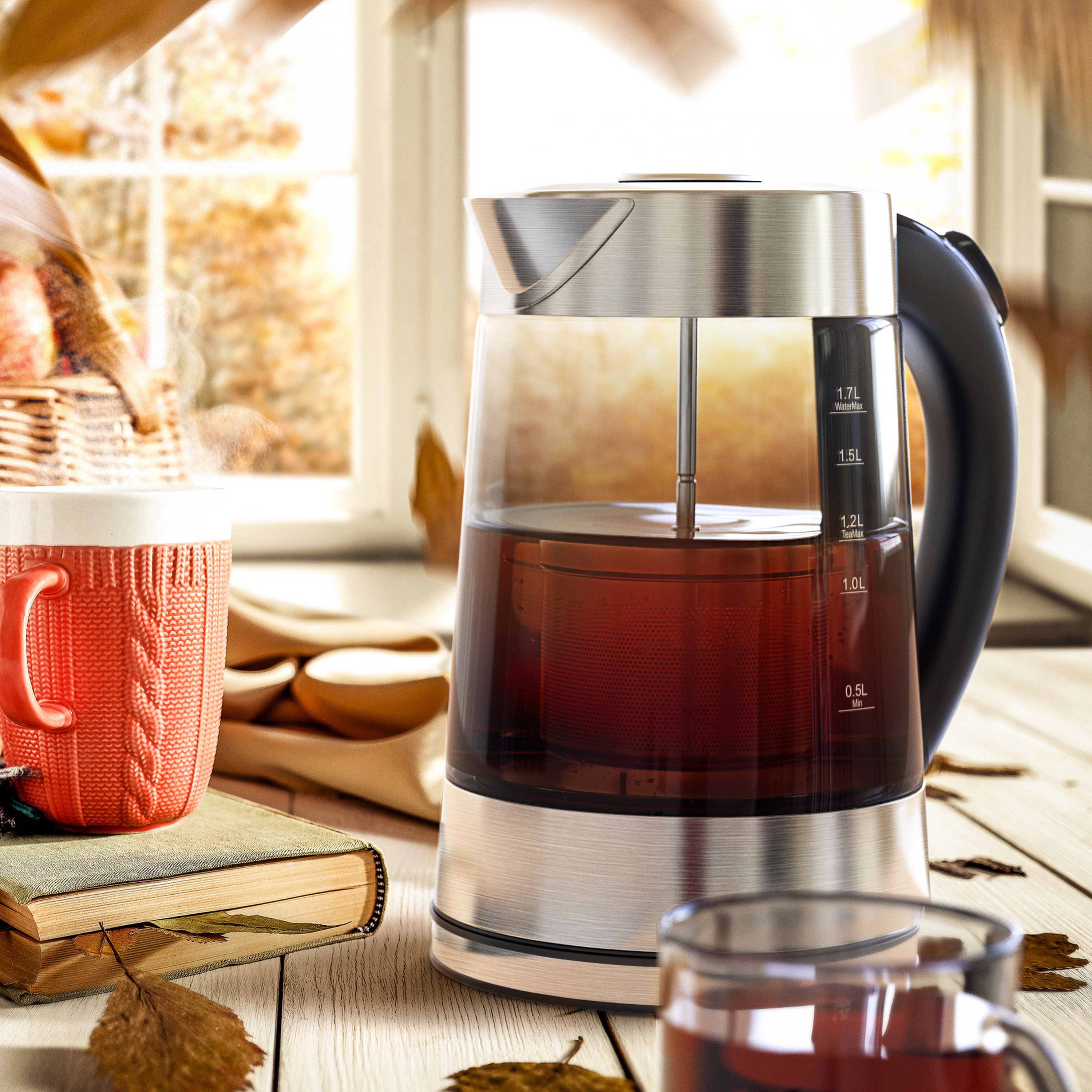 Ein Wasserkocher mit Tee, eine rote Tasse und ein Buch auf einem Holztisch. Herbstblätter und ein Fenster im Hintergrund.