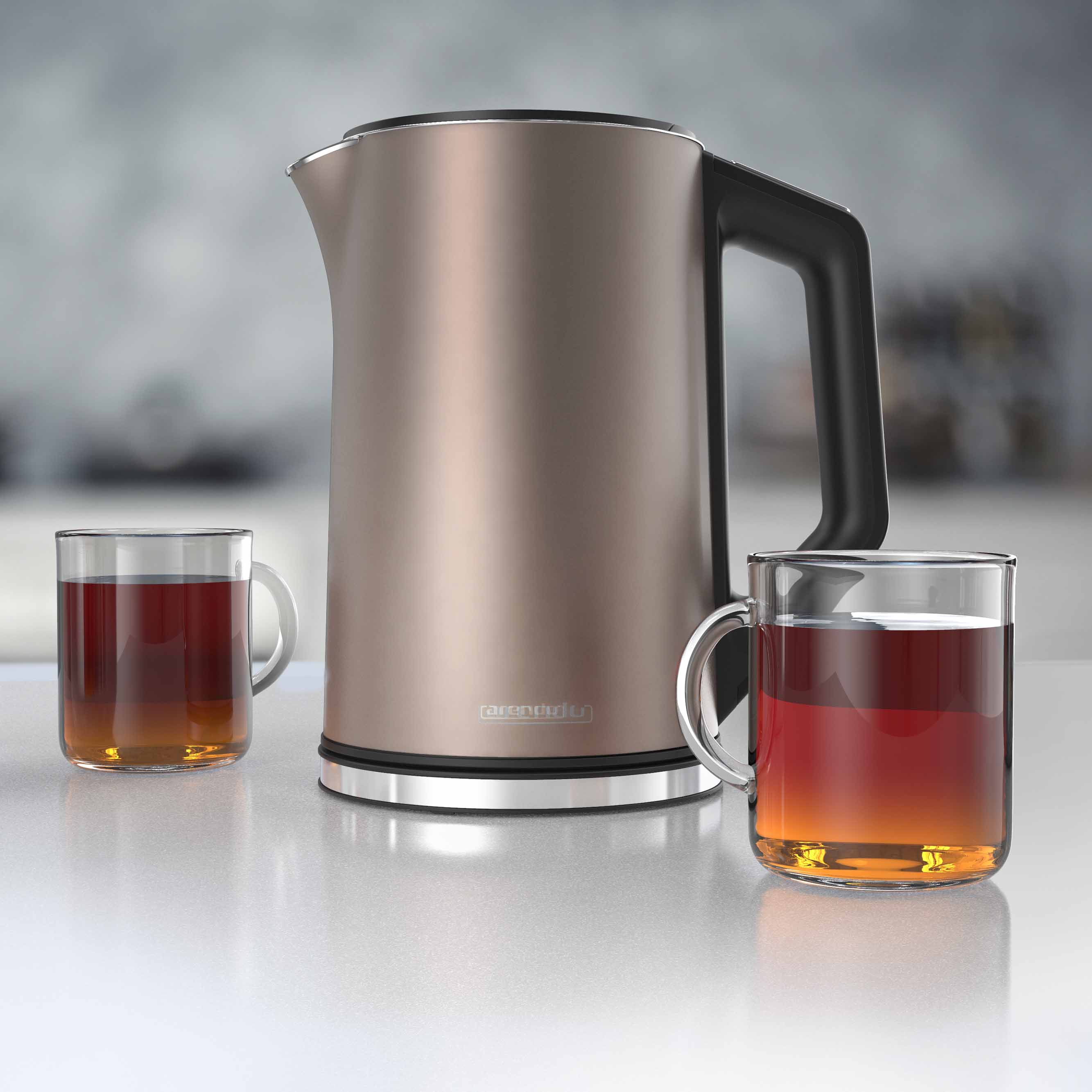 Ein bronzefarbener Wasserkocher mit schwarzem Griff und zwei Gläser mit Tee auf einer weißen Oberfläche.