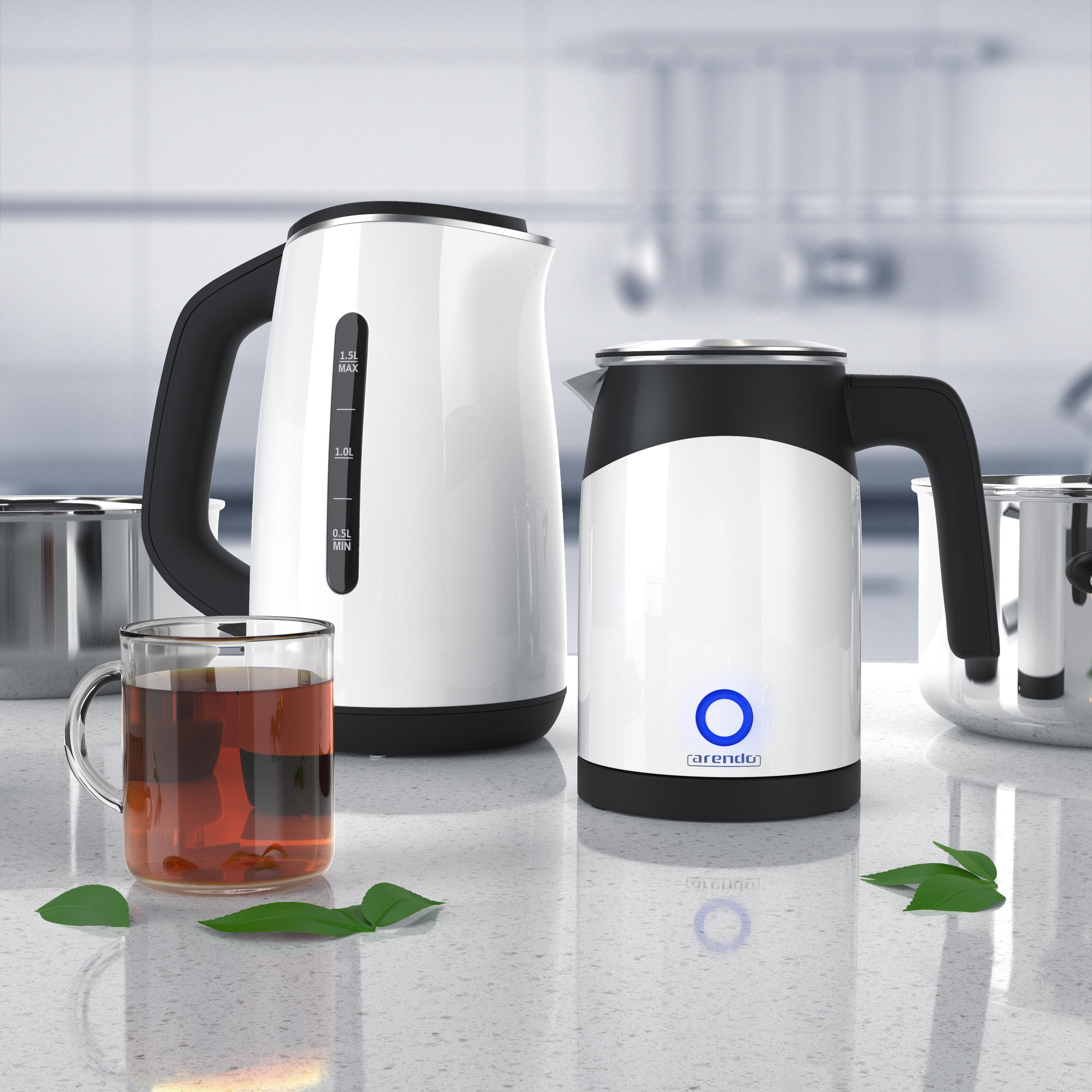 Zwei weiße Wasserkocher, eine Teetasse mit Tee und Edelstahltöpfe stehen auf einer Theke. Grüne Blätter liegen auf der Theke.