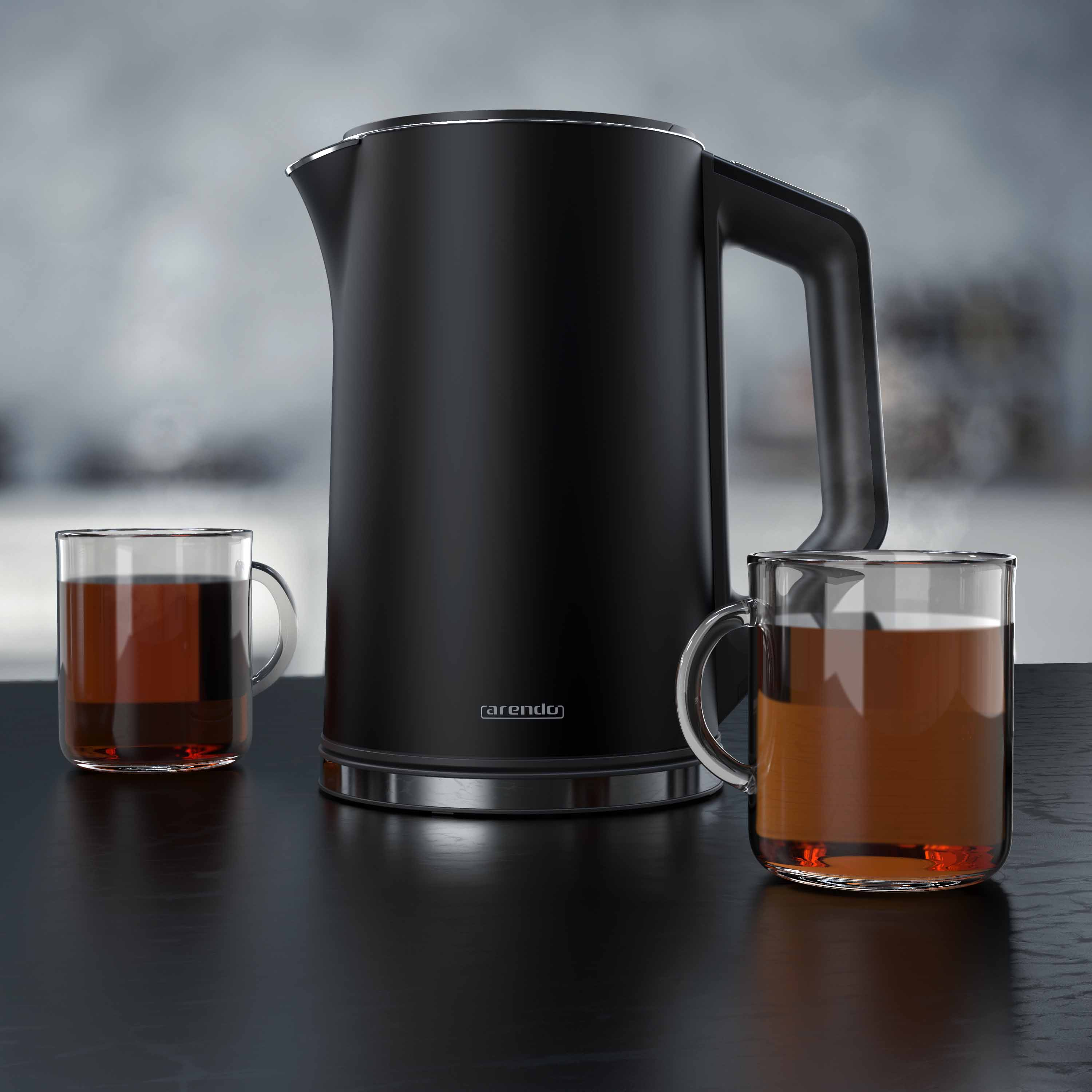 Ein schwarzer Wasserkocher und zwei Glasbecher mit Tee auf dunkler Oberfläche. Hintergrund ist unscharf.