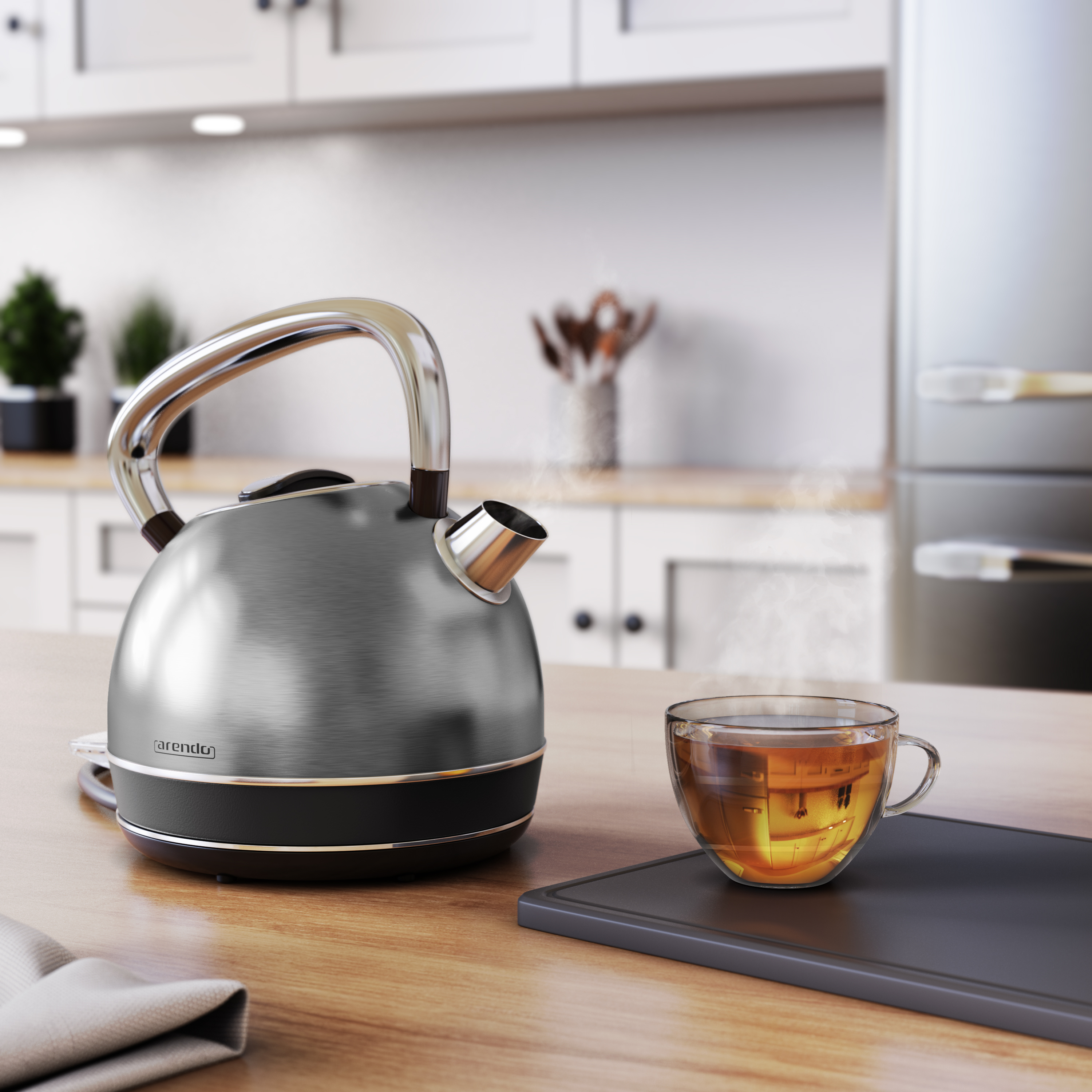 Ein metallischer Wasserkocher mit Dampf in der Nähe einer Teetasse auf einem Holztisch. Küchenhintergrund.