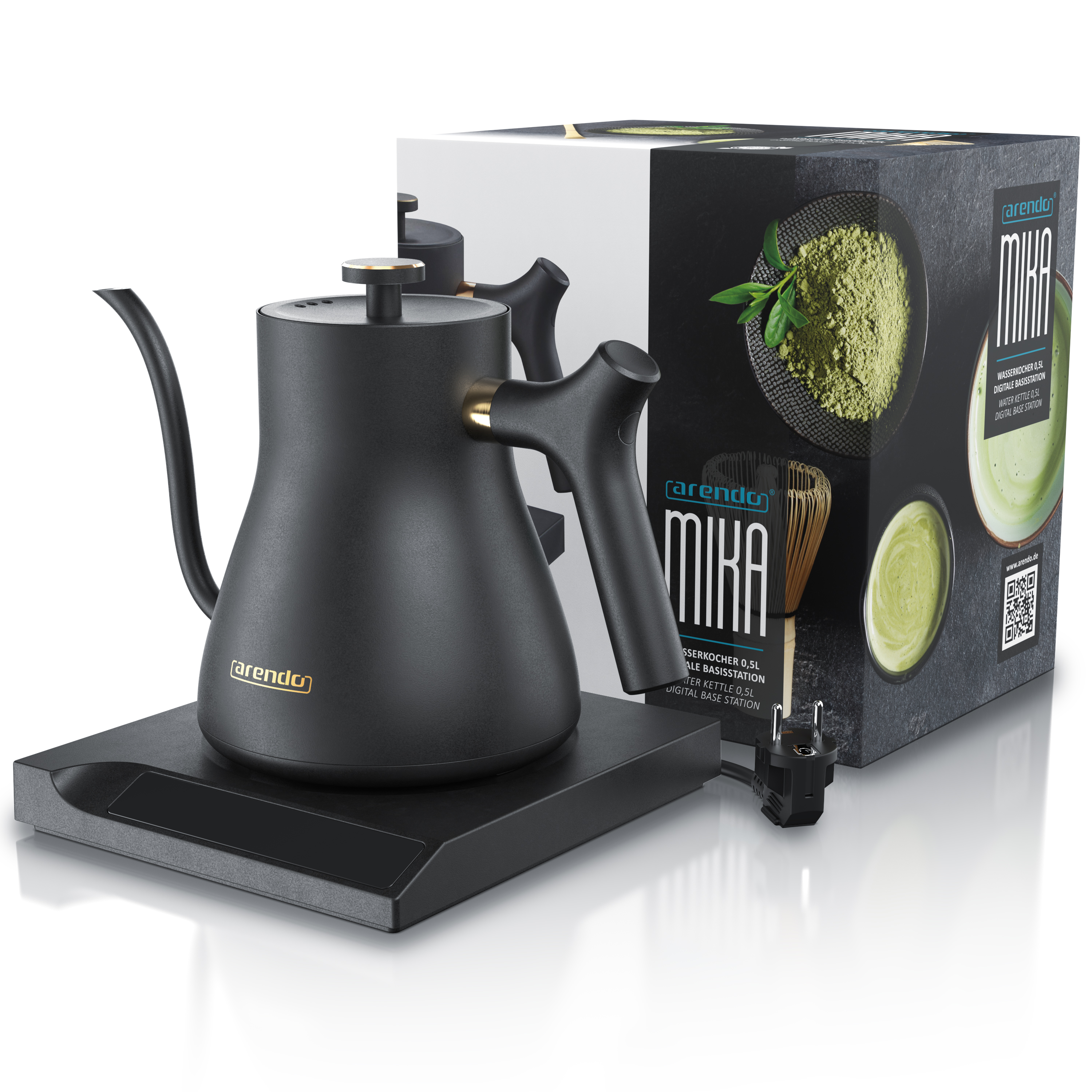 Ein schwarzer Wasserkocher mit digitaler Basis und eine Box mit Matcha-Tee. Der Wasserkocher hat einen Schwanenhalsausguss.