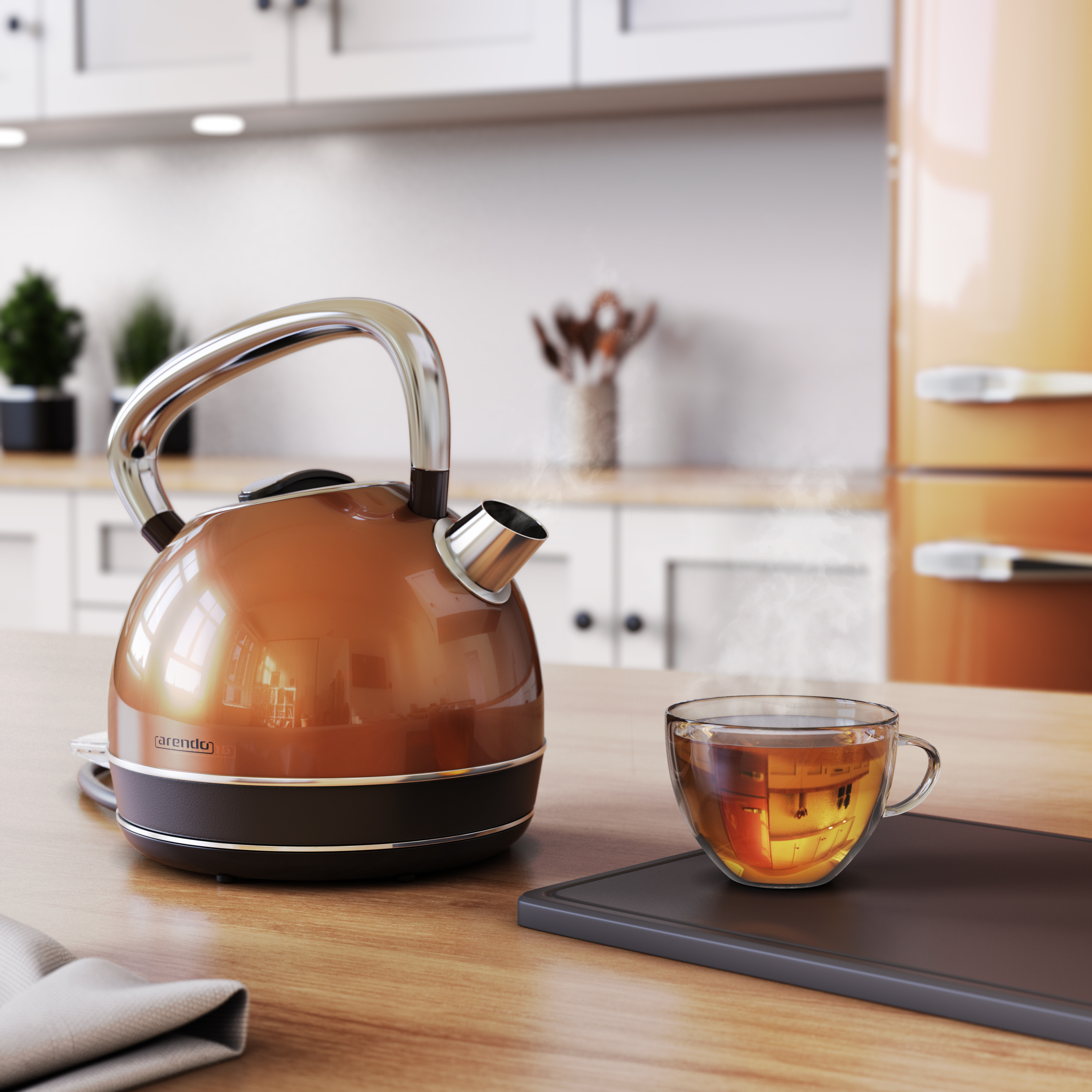 Ein kupferfarbener Wasserkocher und eine Teetasse auf einem Holztisch. Im Hintergrund ein Kühlschrank.