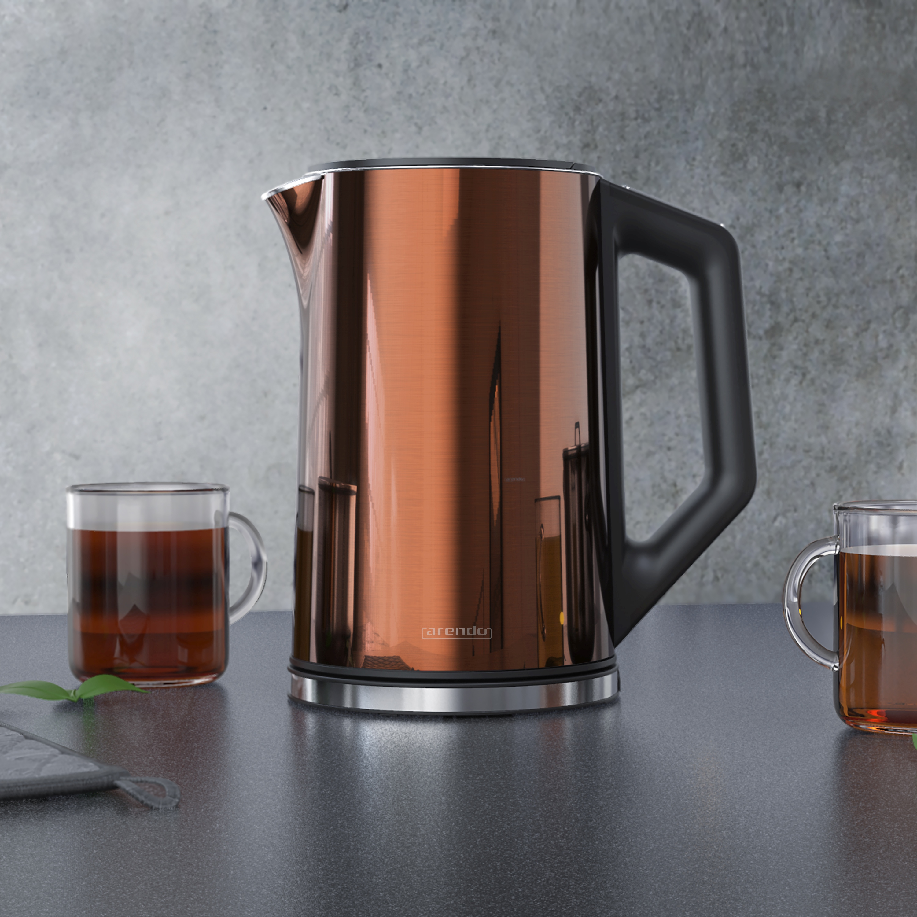 Ein kupferfarbener Wasserkocher, zwei Teetassen mit Tee und eine graue Tischset, alles auf einer dunklen Arbeitsplatte, mit grauem Hintergrund.