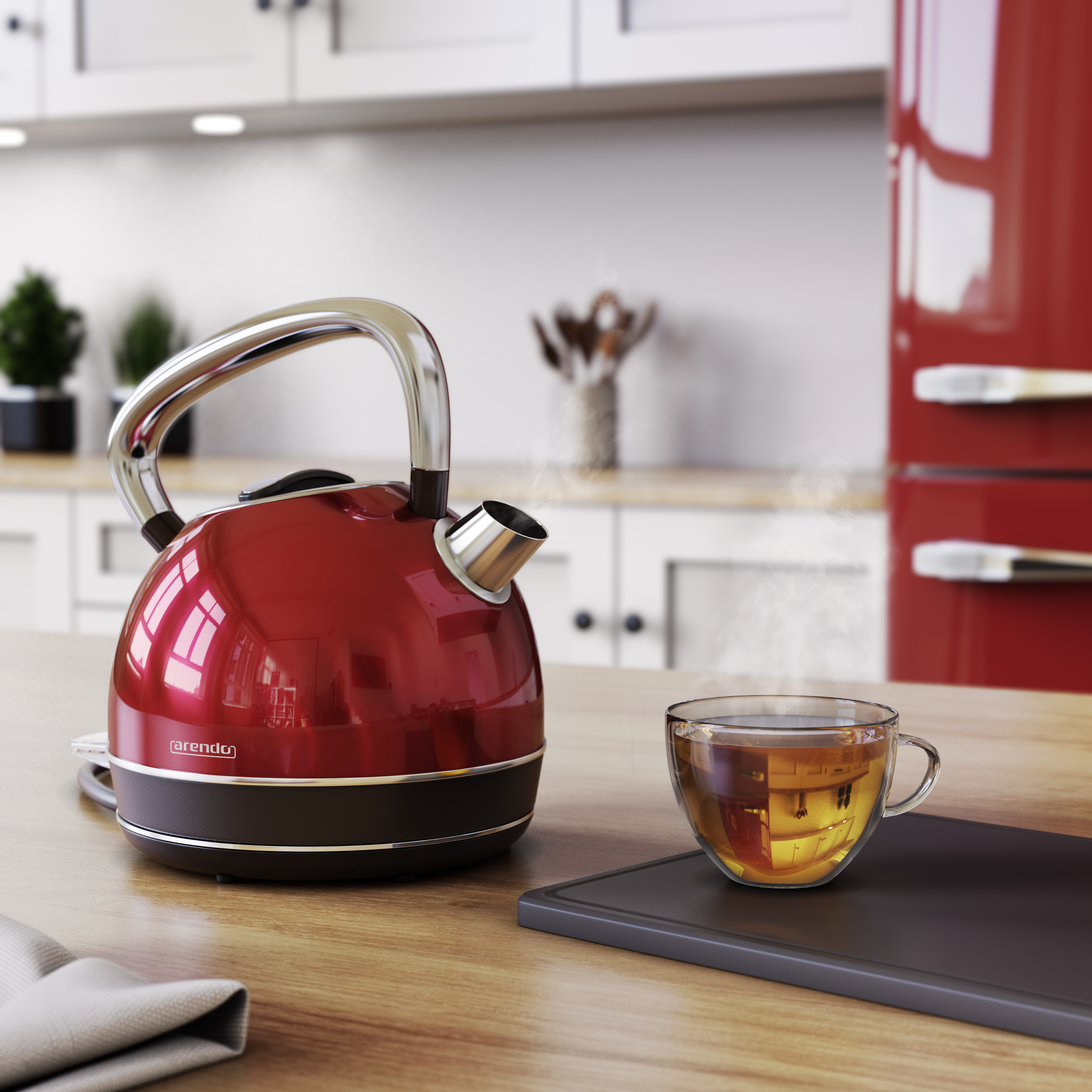 Ein roter Wasserkocher dampft neben einer Tasse Tee auf einer Holzoberfläche. Im Hintergrund ein roter Kühlschrank.