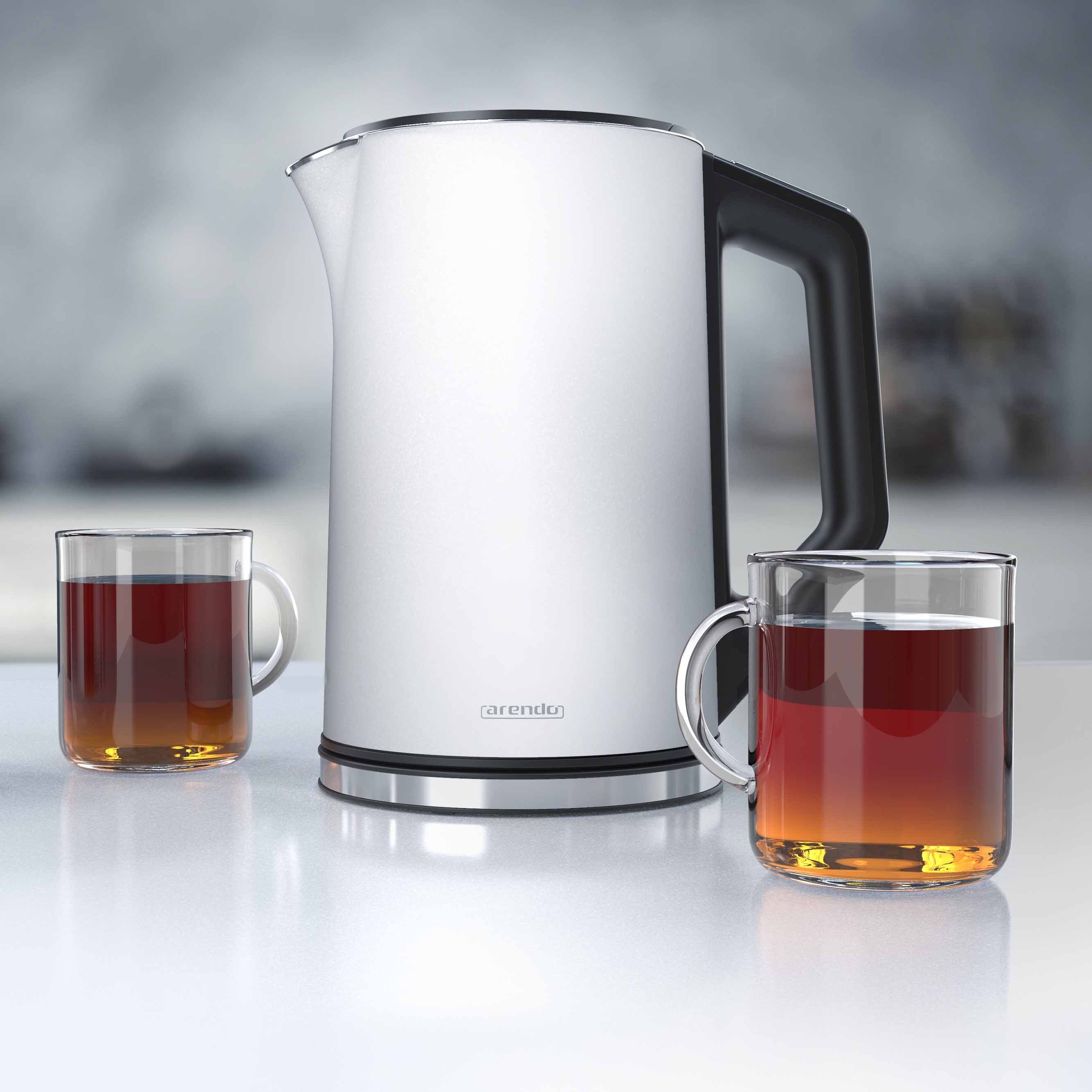 Ein weißer Wasserkocher mit schwarzem Griff, zwei Gläser mit Tee auf einer weißen Oberfläche.