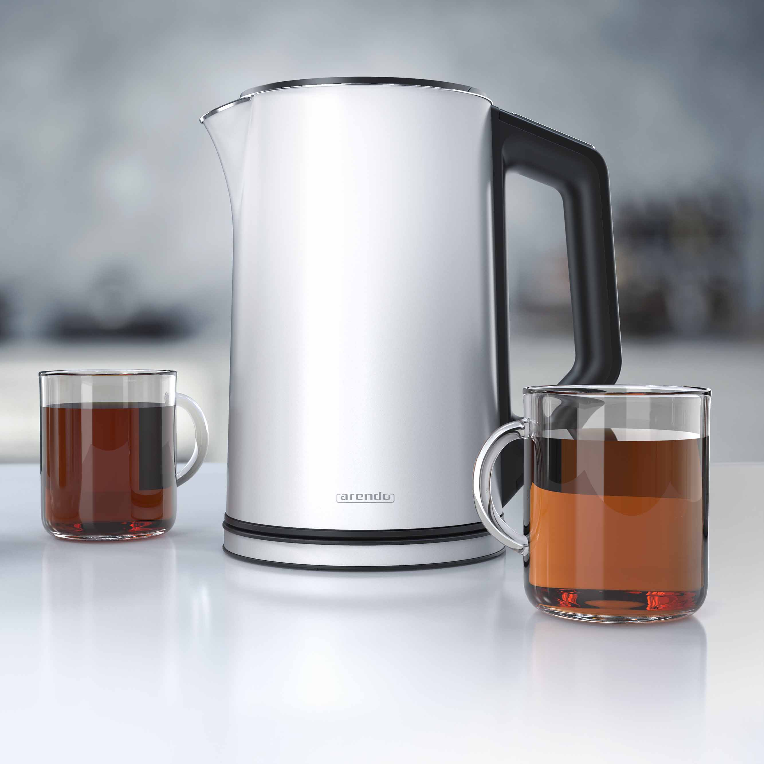 Ein silberner Wasserkocher mit schwarzem Griff und zwei Gläser mit Tee auf weißer Oberfläche.