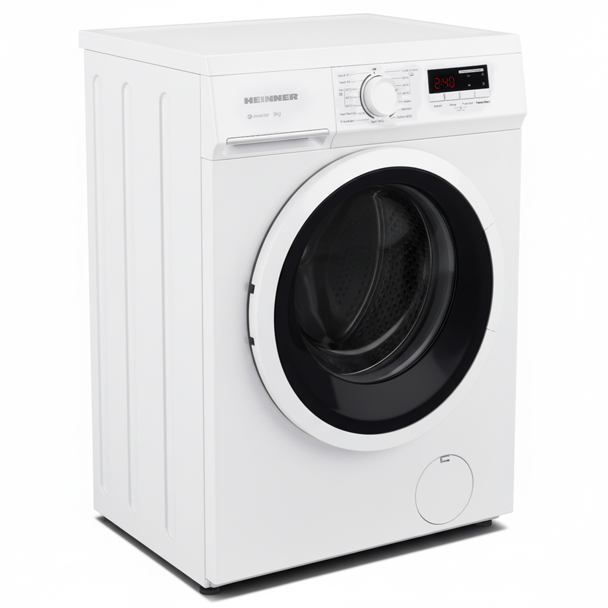 Eine weiße Heinner Waschmaschine. Sie hat eine schwarze Tür und ein digitales Display mit der Anzeige 2:40. Die Maschine steht auf weißem Untergrund.