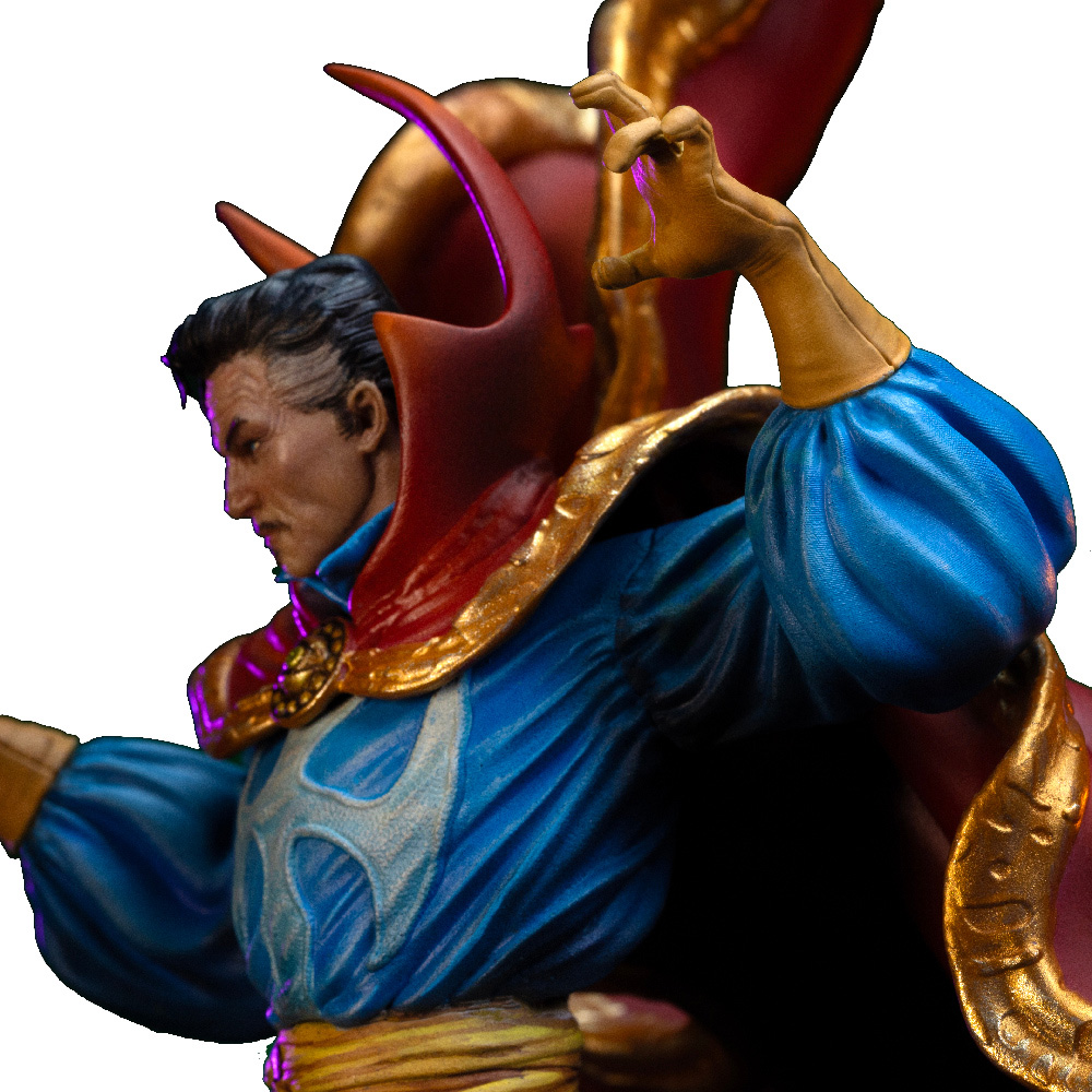 Eine Statue von Doctor Strange in einem blau-roten Outfit mit goldenem Besatz. Die Figur hebt die rechte Hand.