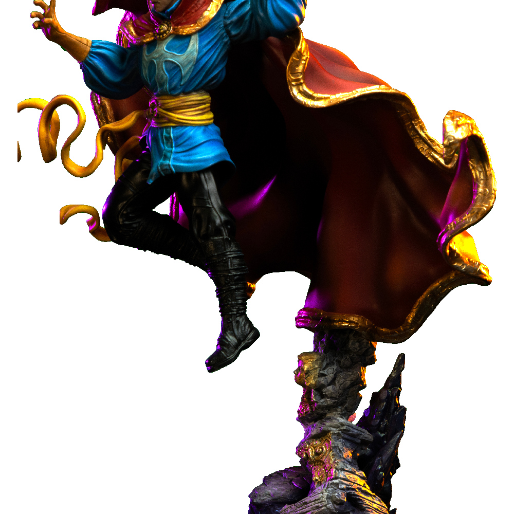 Eine Doctor Strange Figur in dynamischer Pose, trägt eine blaue Tunika, roten Umhang mit goldenem Saum und schwarze Hose, auf einem Felsen stehend.