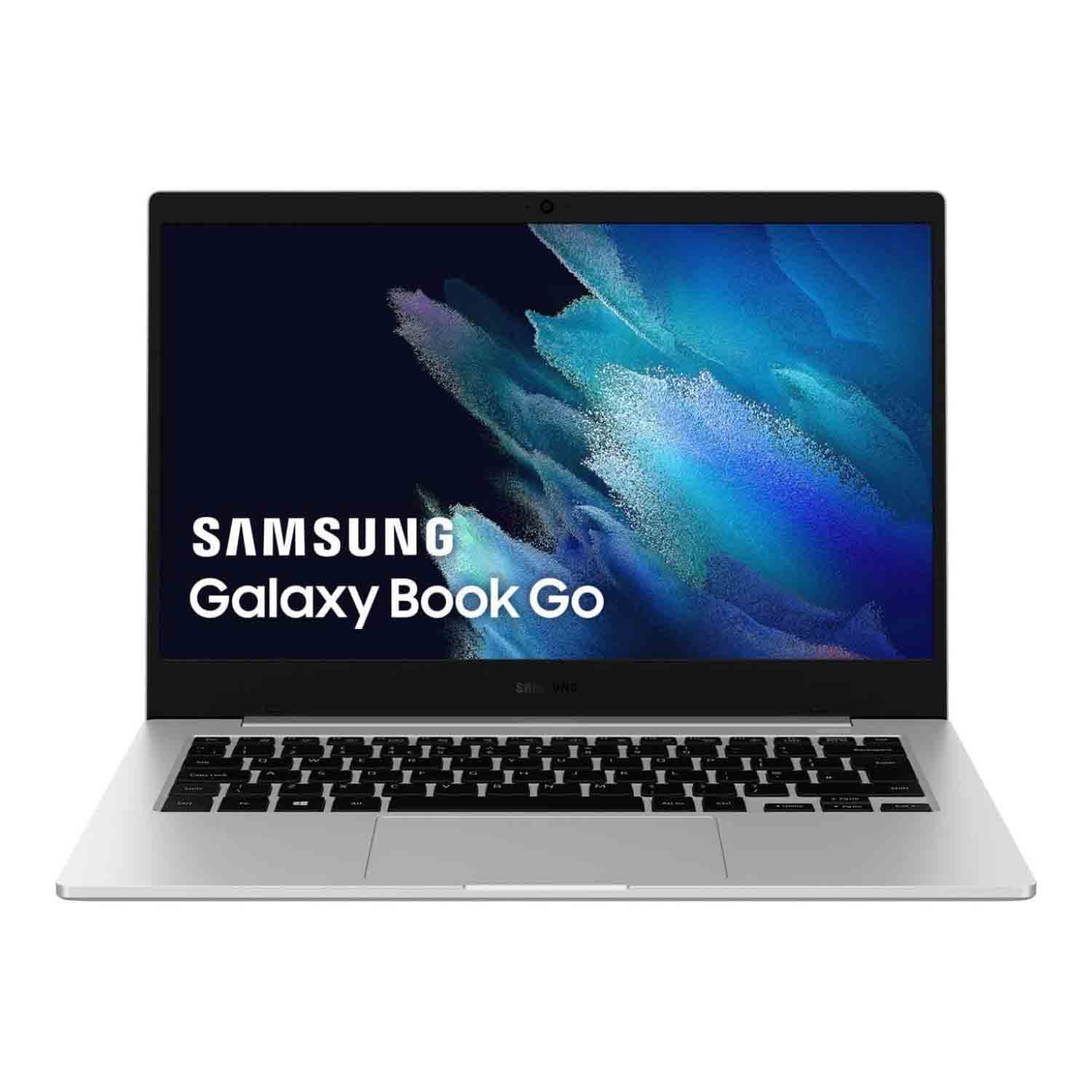Una laptop plateada Samsung Galaxy Book Go está abierta, mostrando el nombre del producto. La pantalla muestra un diseño abstracto azul.