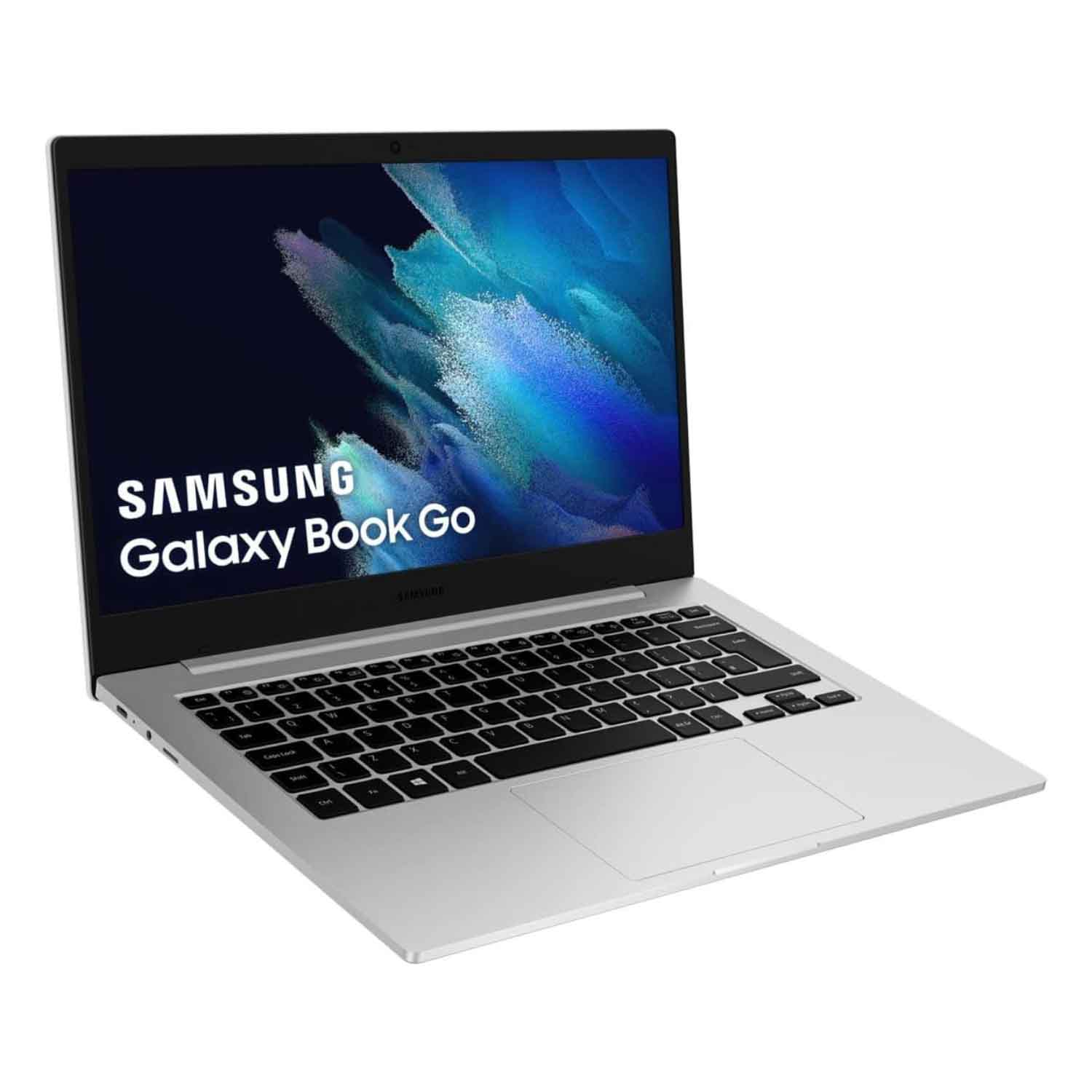 Un portátil plateado Samsung Galaxy Book Go se muestra en diagonal. La pantalla muestra una imagen azul y blanca con el nombre del portátil.