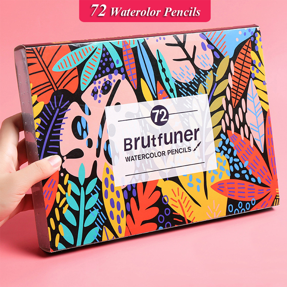 Una mano sostiene una caja de 72 lápices de acuarela. La caja está decorada con patrones florales coloridos. La marca es Brutfuner.