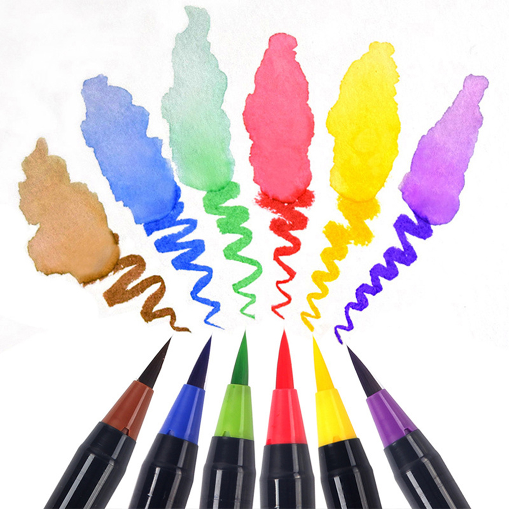 Sette pennarelli colorati con tratti di acquerello corrispondenti. Colori: marrone, blu, verde, rosso, giallo e viola su sfondo bianco.
