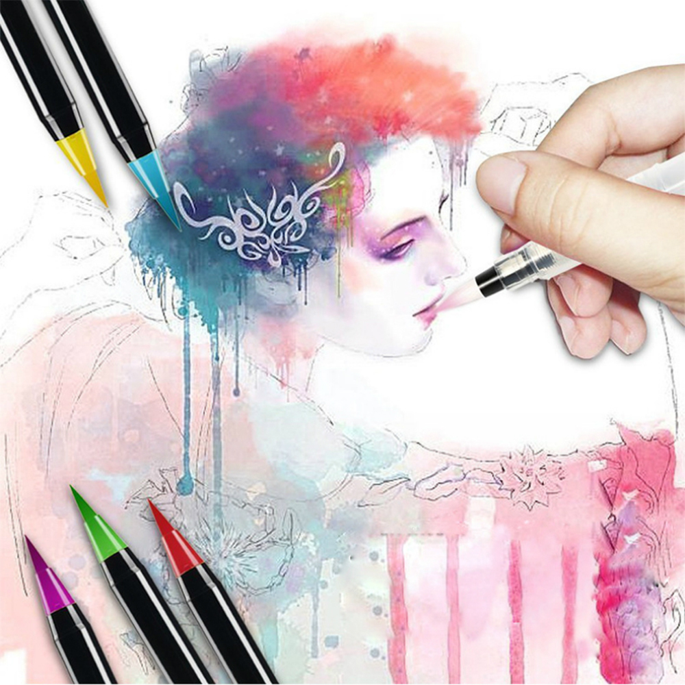 Una mano che colora un ritratto di donna con un pennello. Penne colorate sono in basso a sinistra. Il ritratto ha capelli colorati e un design floreale.