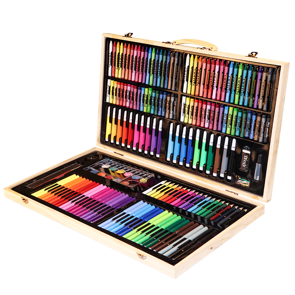 Un kit de arte de madera abierto, lleno de crayones, marcadores, lápices y pintura de colores. Incluye crayones, óleos, marcadores y pintura.