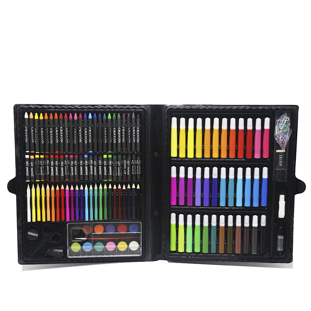 Un kit de arte negro está abierto, lleno de crayones, lápices, marcadores, acuarelas y accesorios coloridos sobre un fondo blanco.