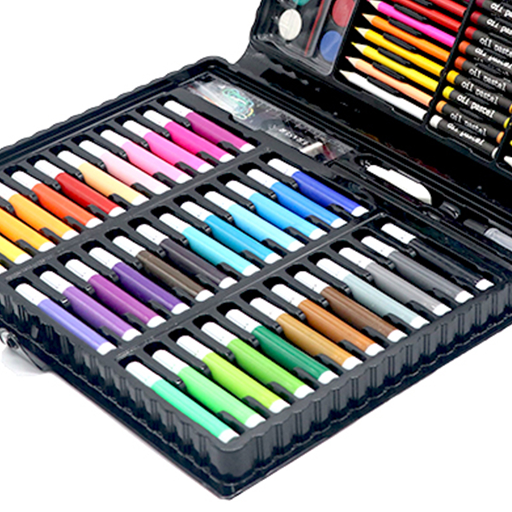 Kit de arte abierto con marcadores, crayones y pinturas de colores cuidadosamente dispuestos. Estuche negro con múltiples compartimentos y fondo blanco.