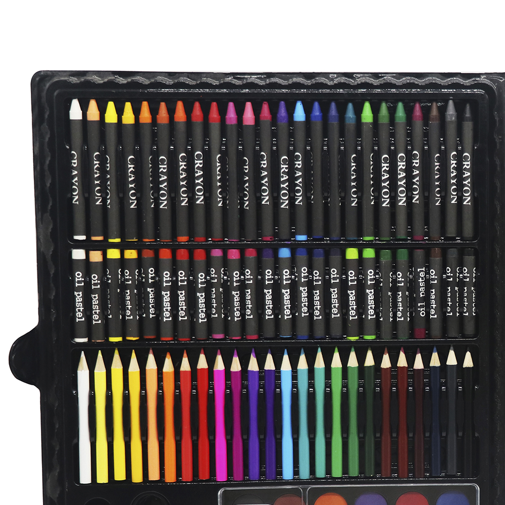 Un estuche de arte negro con crayones, pasteles al óleo y lápices de colores en varios colores. El set está bien organizado.