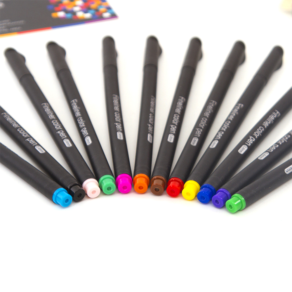 Primer plano de varios rotuladores finos negros con puntas de diferentes colores. Los bolígrafos están dispuestos en forma de abanico sobre una superficie blanca.