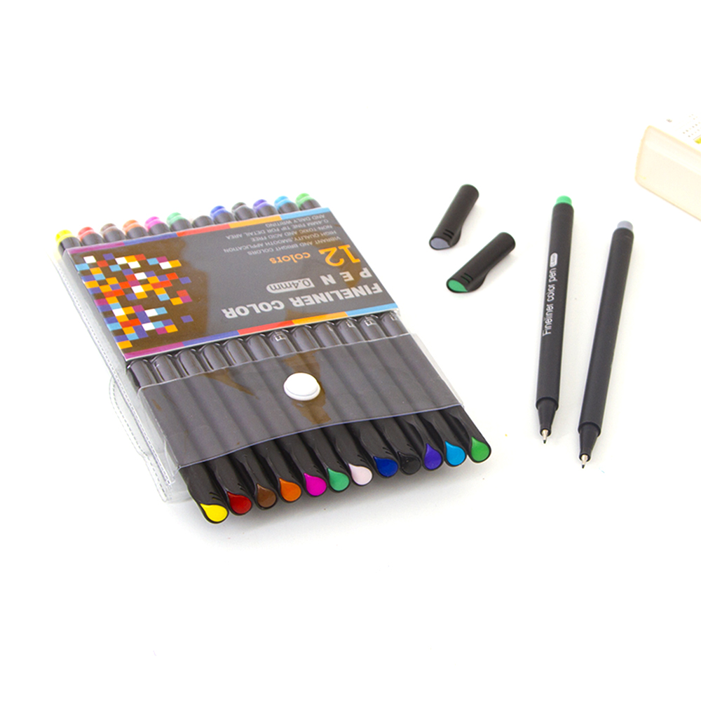 Juego de 12 rotuladores finos de color en un estuche transparente. Dos bolígrafos están fuera del estuche, junto con dos tapas de bolígrafo.