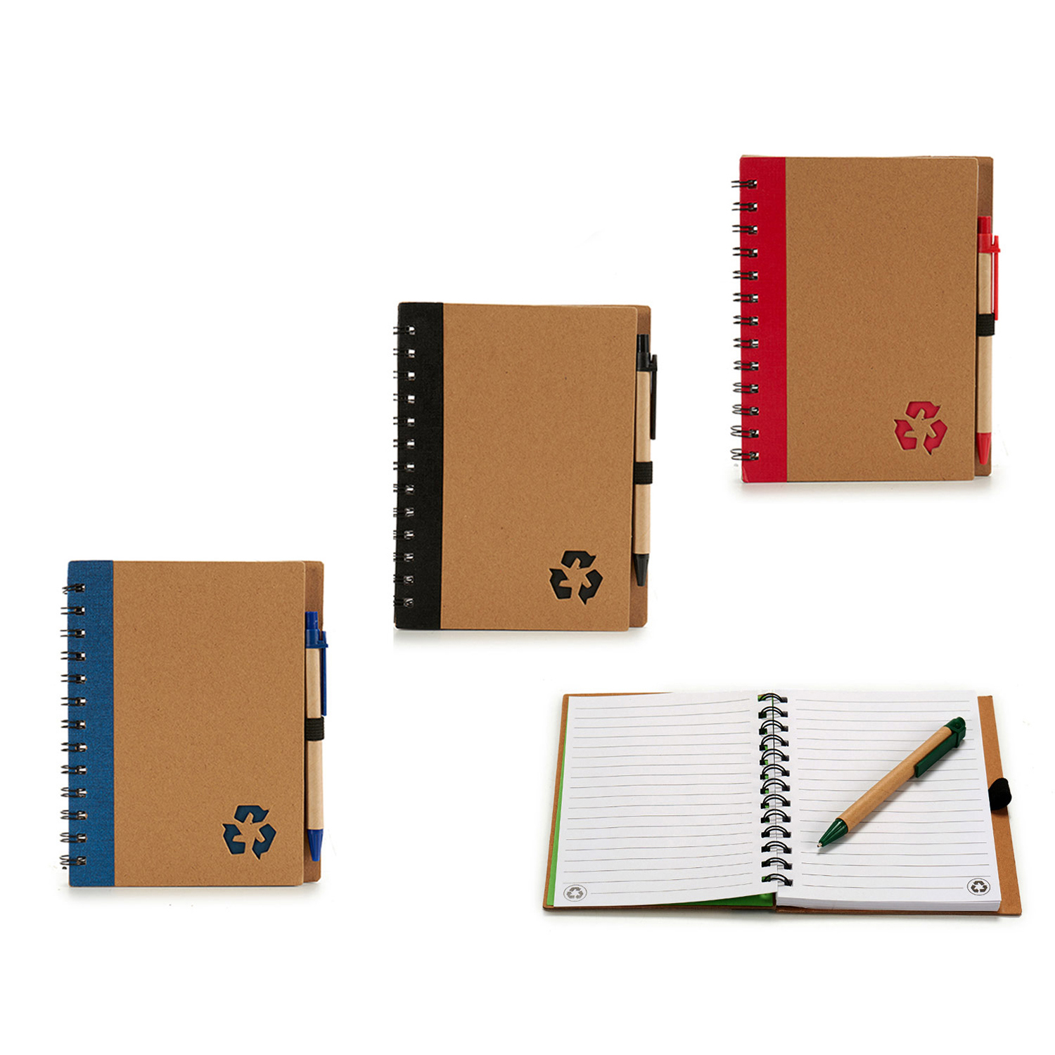 Cuadernos con símbolo de reciclaje. Uno abierto con bolígrafo, otros cerrados con lomos y bolígrafos de diferentes colores, todo sobre blanco.