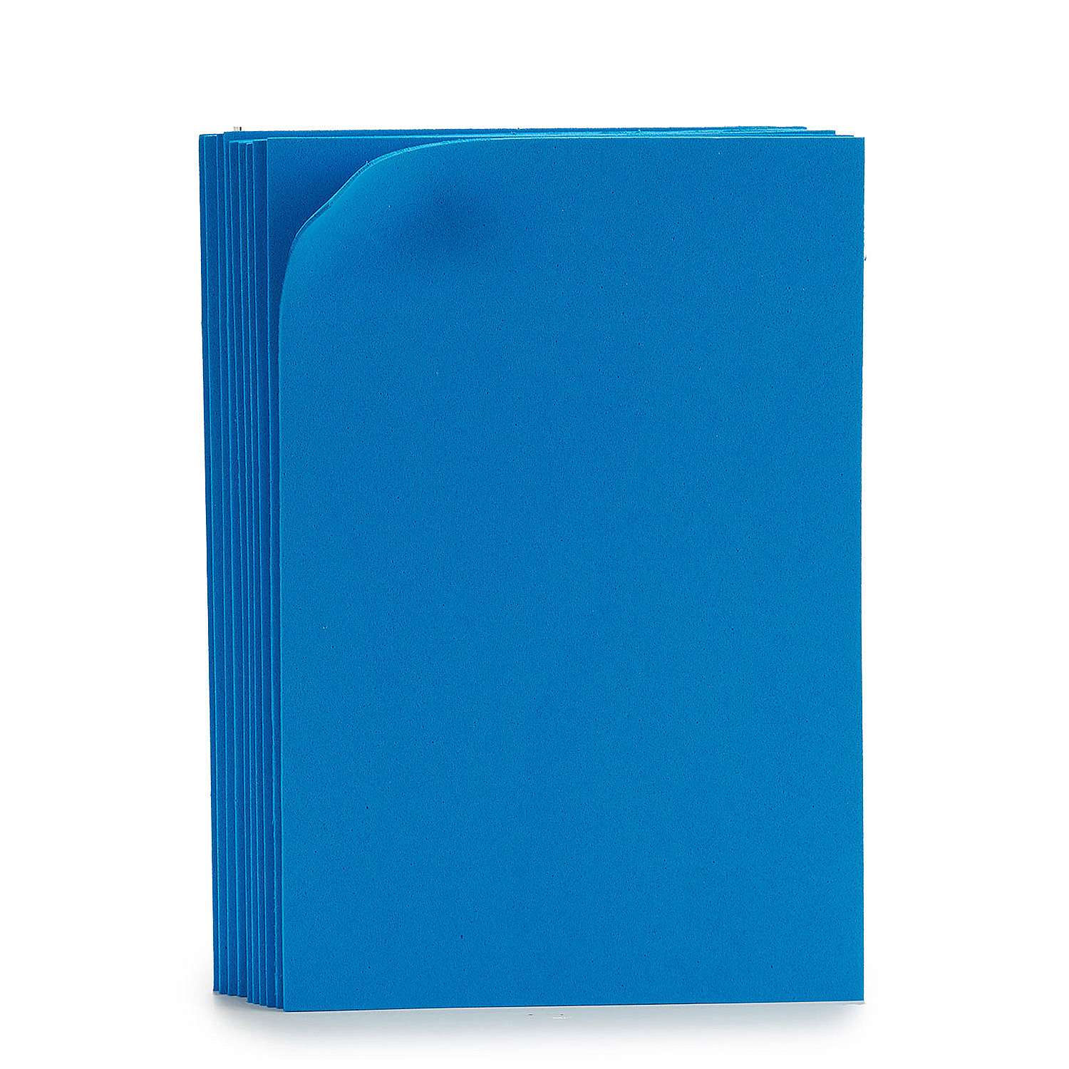 Una pila de láminas de espuma azul brillante. Las láminas son rectangulares con esquinas redondeadas. Están apiladas sobre un fondo blanco.