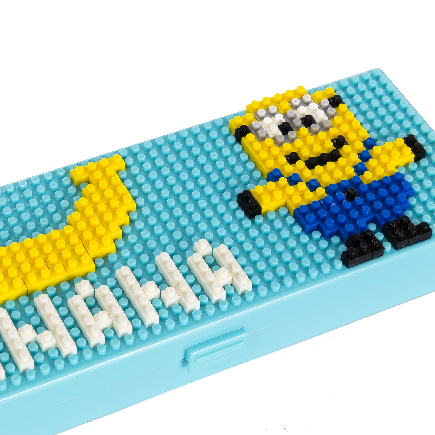 Un estuche con un diseño de Minion hecho de bloques de plástico. Tiene una base azul, letras amarillas y blancas y una figura de Minion.