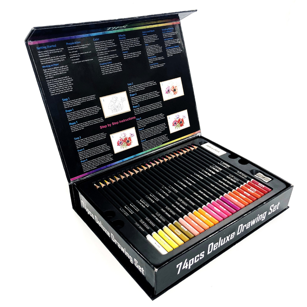 Un juego de dibujo deluxe de 74 piezas en una caja negra. La caja está abierta, revelando lápices de colores, un sacapuntas e instrucciones.
