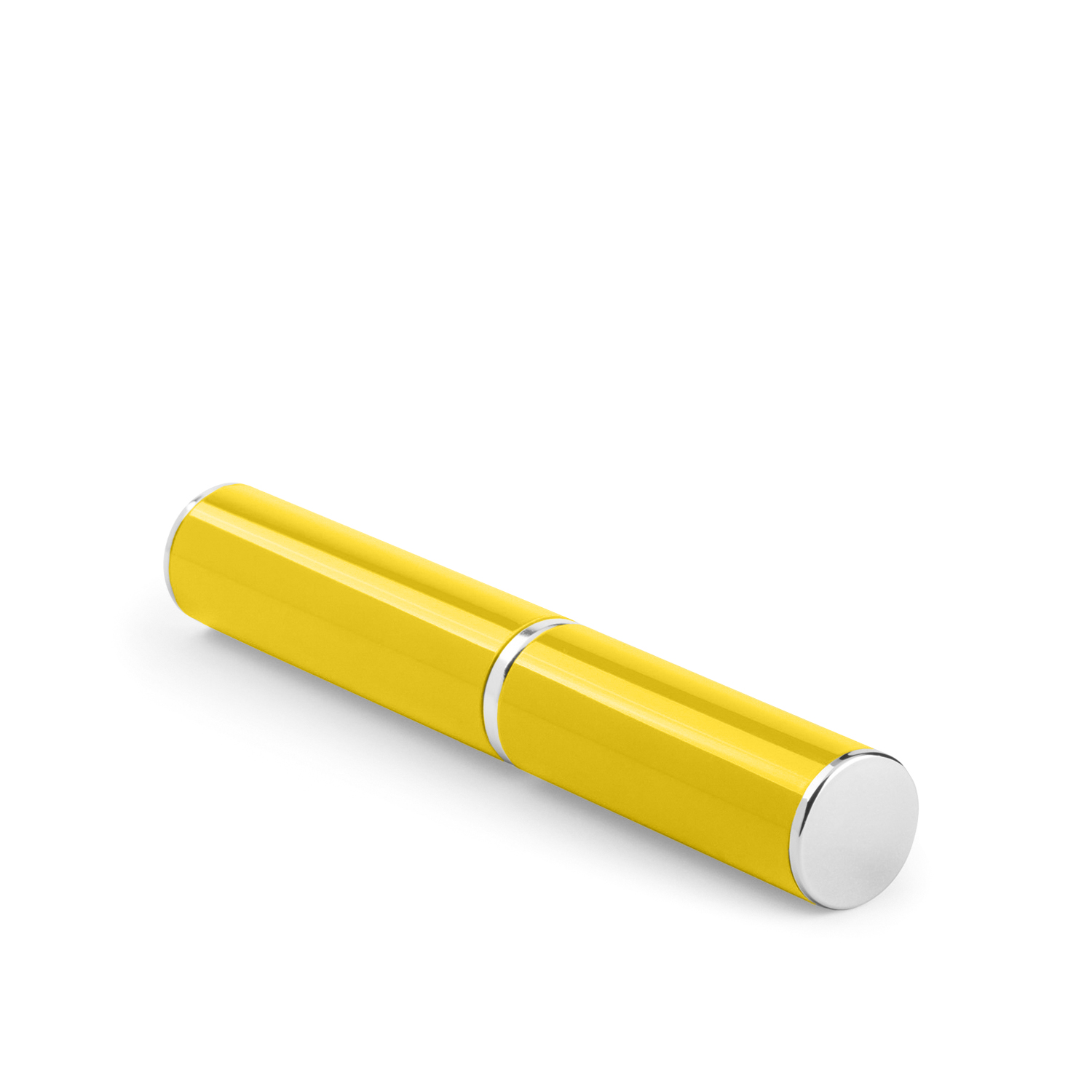 Ein gelbes, lippenstiftähnliches Objekt mit silbernen Enden liegt auf einer weißen Oberfläche.