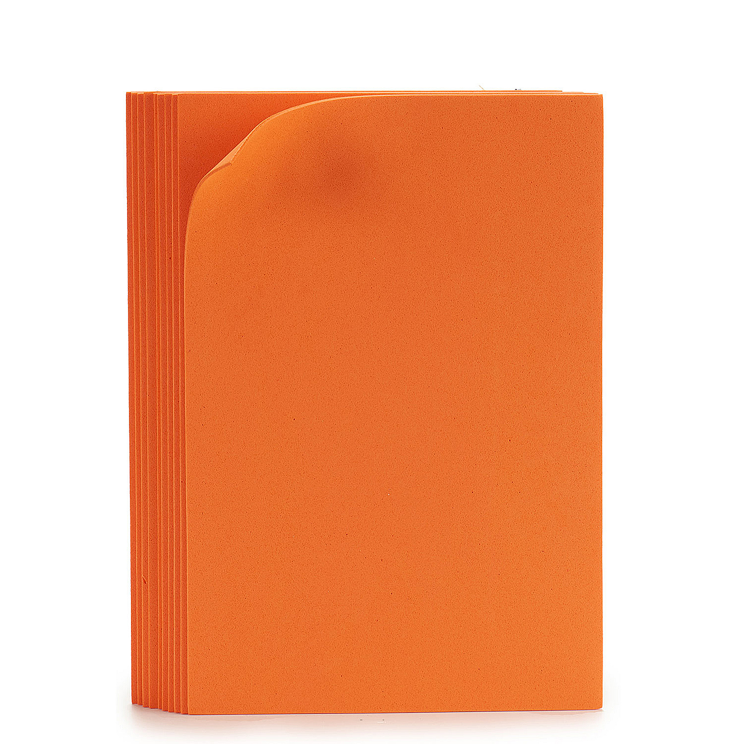 Una pila rectangular naranja de láminas de espuma. Las láminas están cuidadosamente apiladas sobre un fondo blanco.