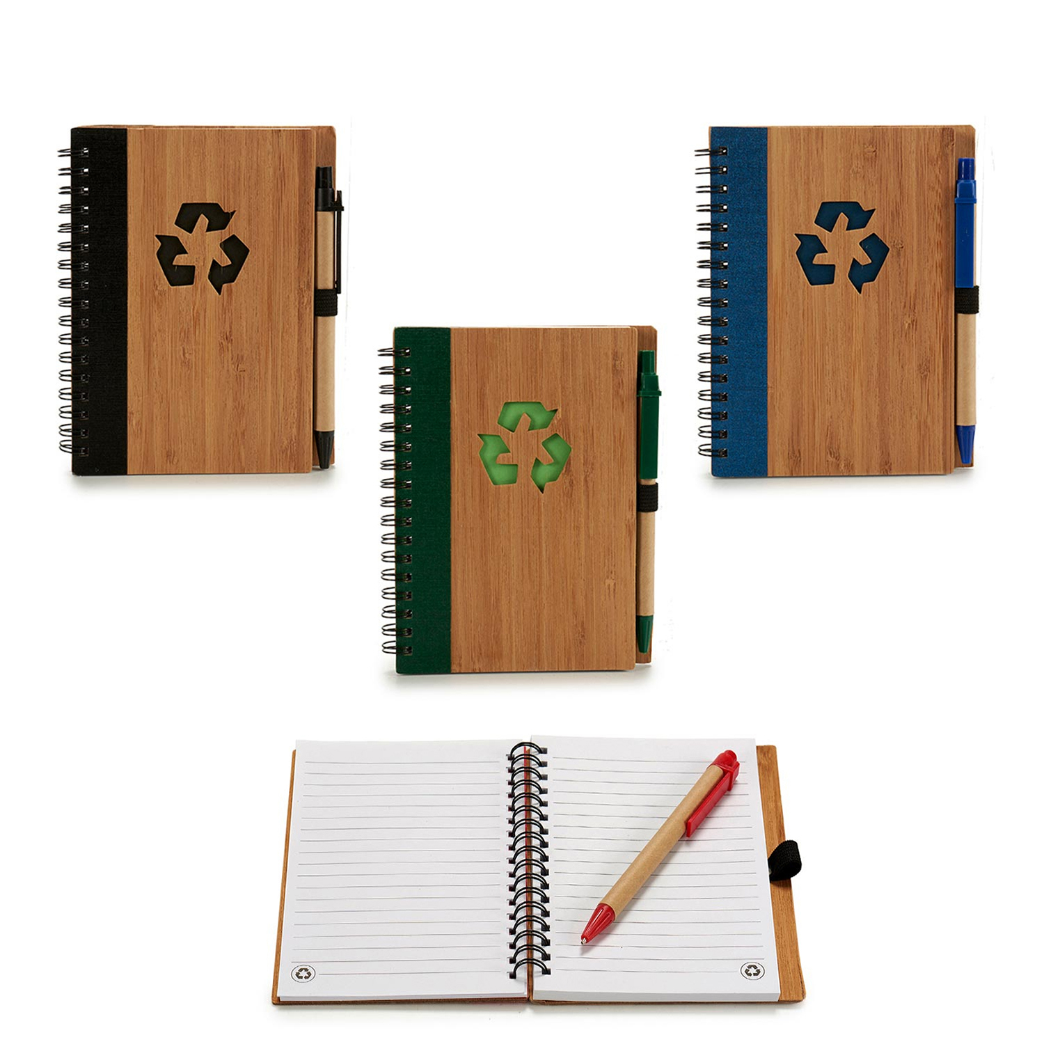 Cuadernos con símbolo de reciclaje. Tres cuadernos cerrados y uno abierto, con bolígrafos adjuntos. Fondo blanco.