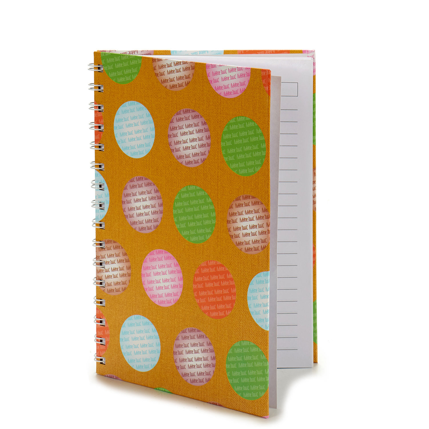 Offenes Notizbuch mit orangefarbenem Einband, bunten Polka-Dots, Spiralbindung und linierten Seiten. Der Hintergrund ist weiß.