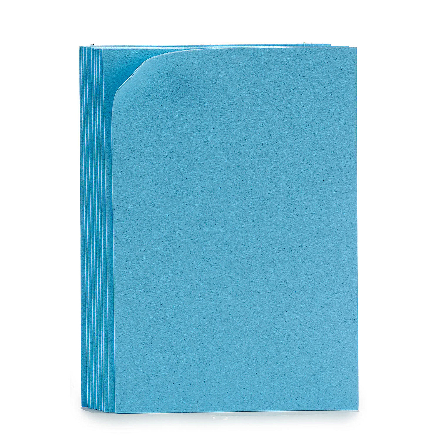 Una pila de hojas de papel azul brillante, ligeramente curvadas en la parte superior. El fondo es blanco, resaltando el color y la textura.