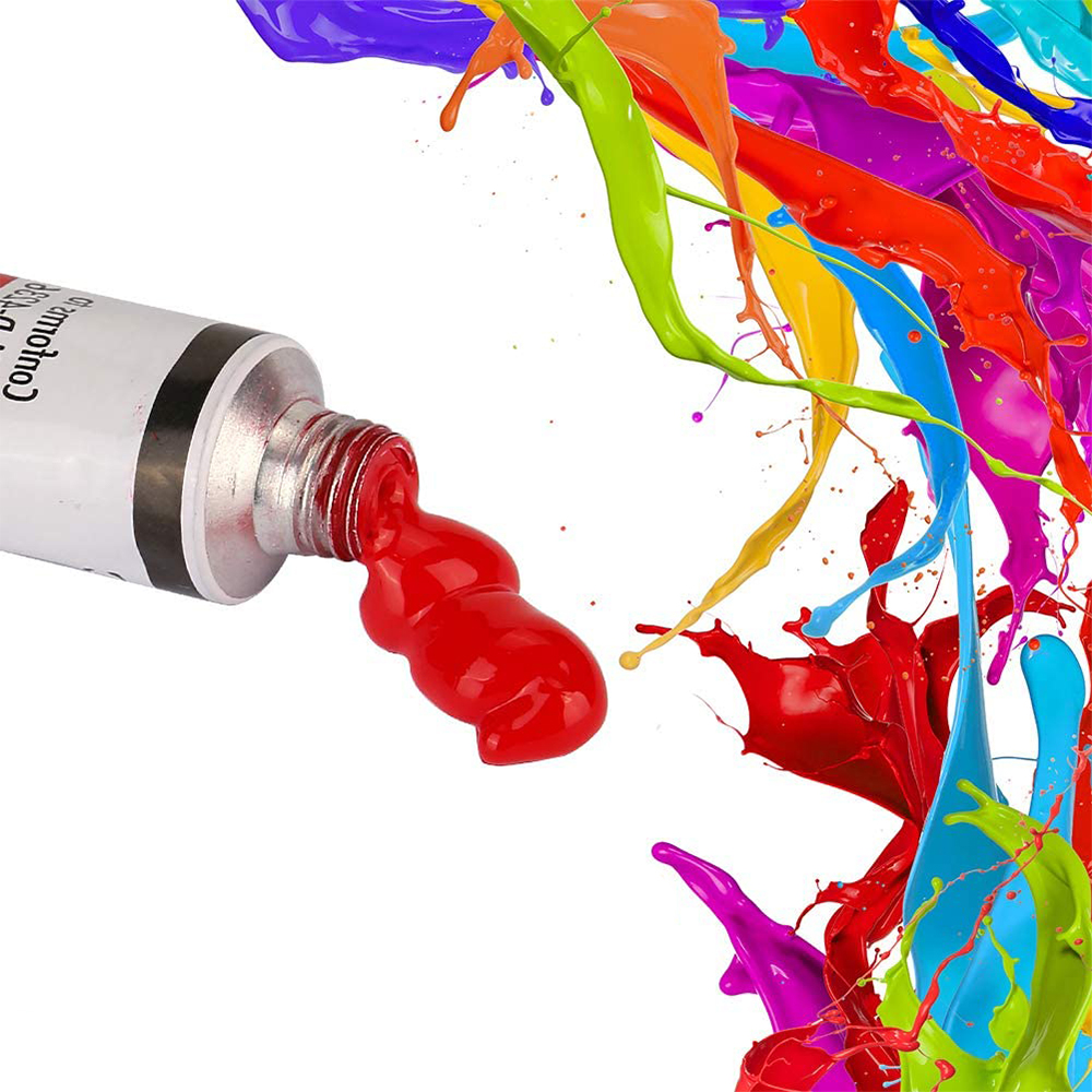 Un tubo de pintura derrama pintura roja. Salpicaduras de pintura coloridas en varios colores están en el fondo sobre un fondo blanco.