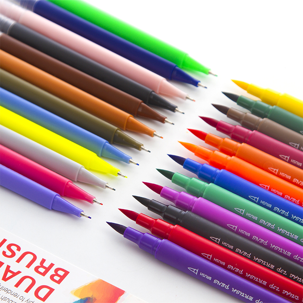 La imagen muestra múltiples rotuladores de colores dispuestos en ángulos. Los rotuladores son de varios colores como verde, azul, rosa, naranja, morado, etc.