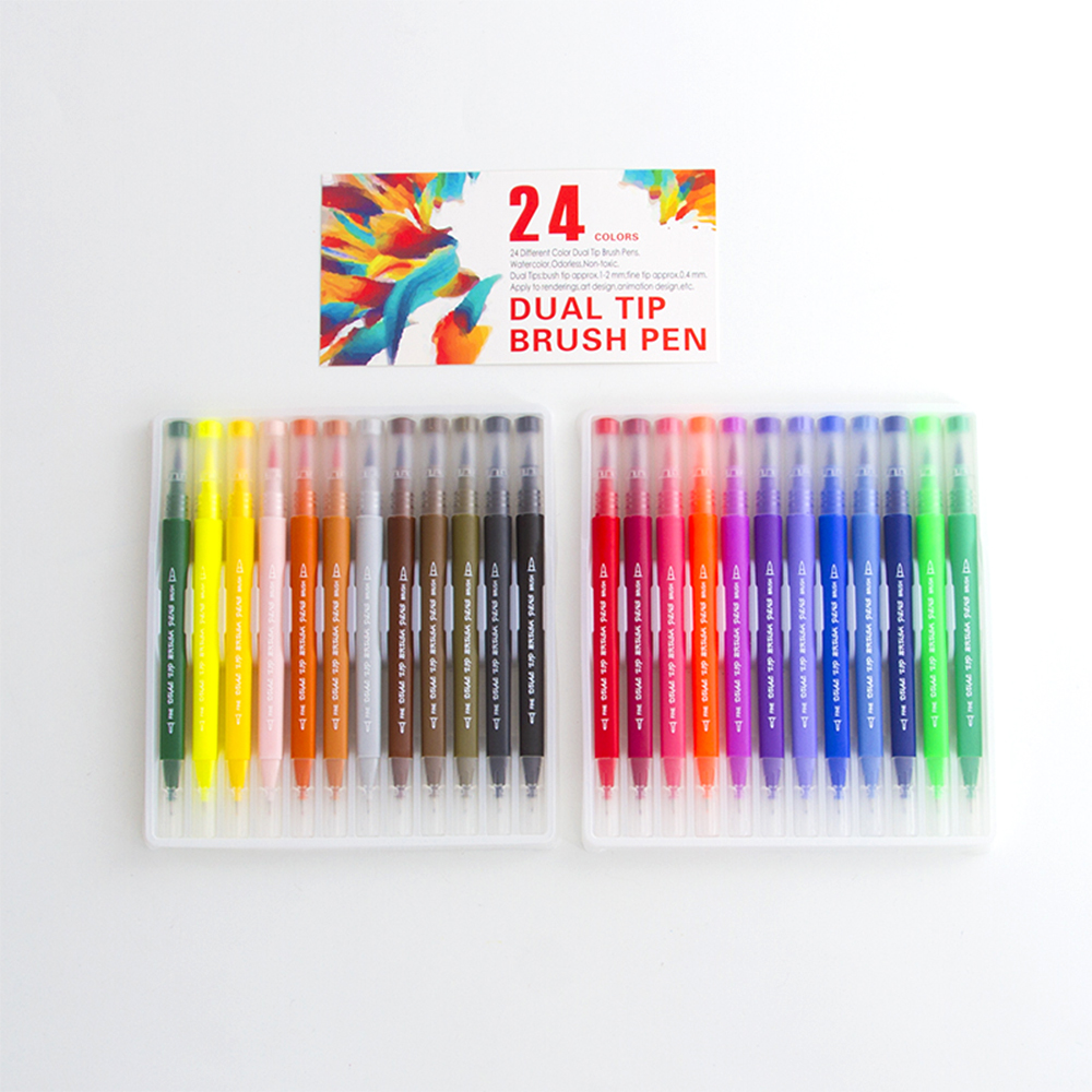 Juego de 24 rotuladores de doble punta en una funda de plástico transparente. Los rotuladores son de varios colores, con un anuncio colorido en el fondo.