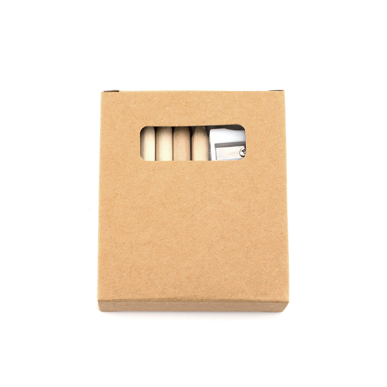 Una caja de cartón cuadrada con un recorte rectangular que muestra lápices de madera y un sacapuntas. El fondo es blanco.