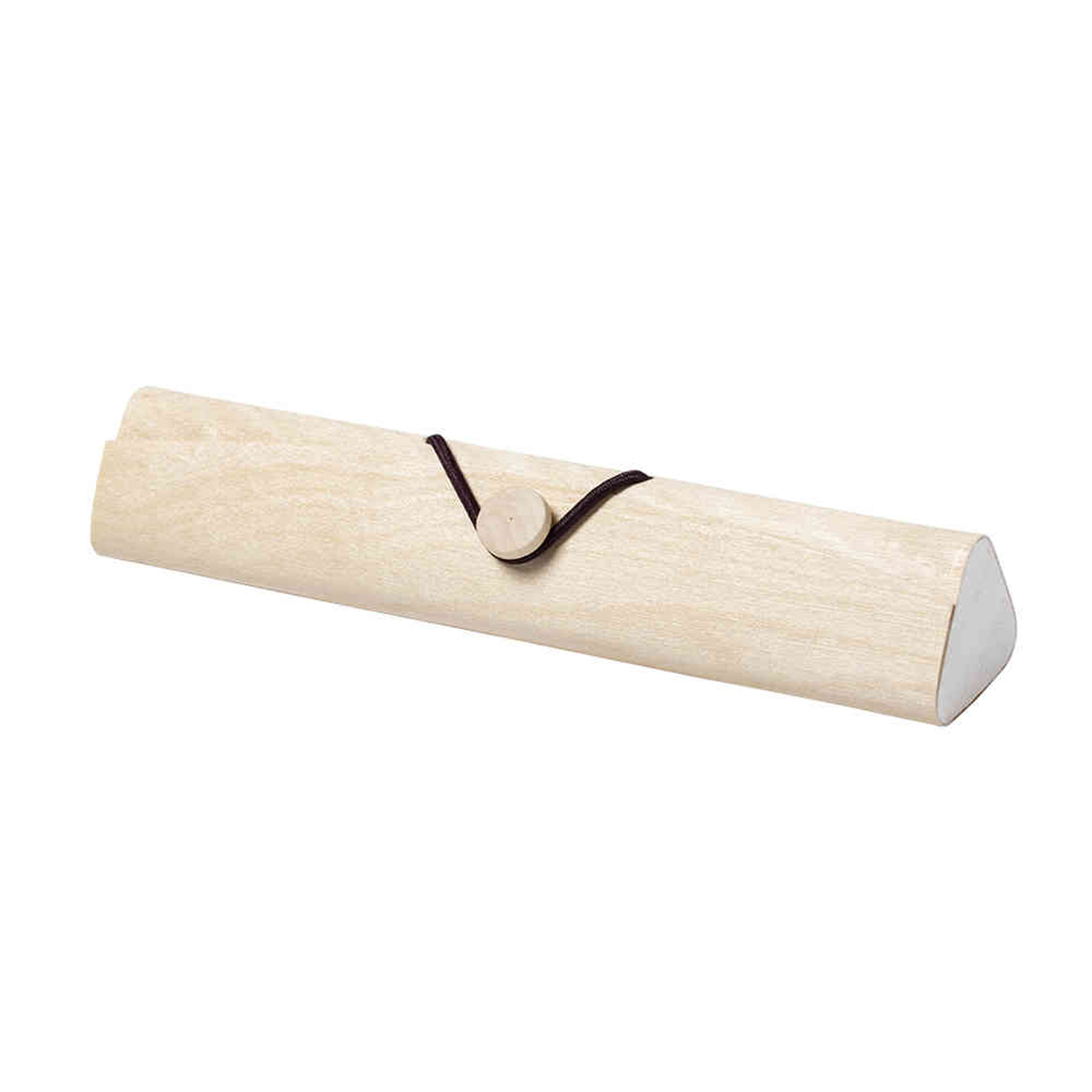 Una funda de madera clara, rectangular con un extremo redondeado y otro triangular. Una cuerda oscura lo asegura con un botón de madera.