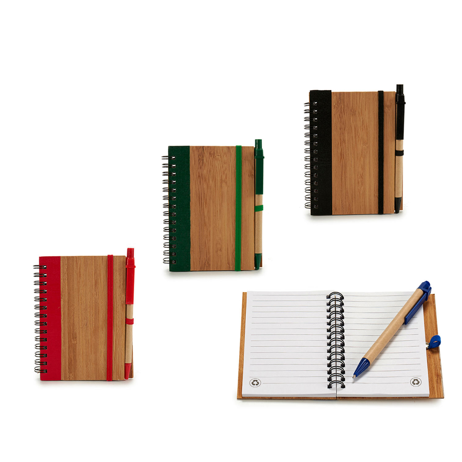 Cuatro cuadernos con bolígrafos sobre fondo blanco. Los cuadernos tienen tapas de madera y lomos y bandas elásticas de diferentes colores.