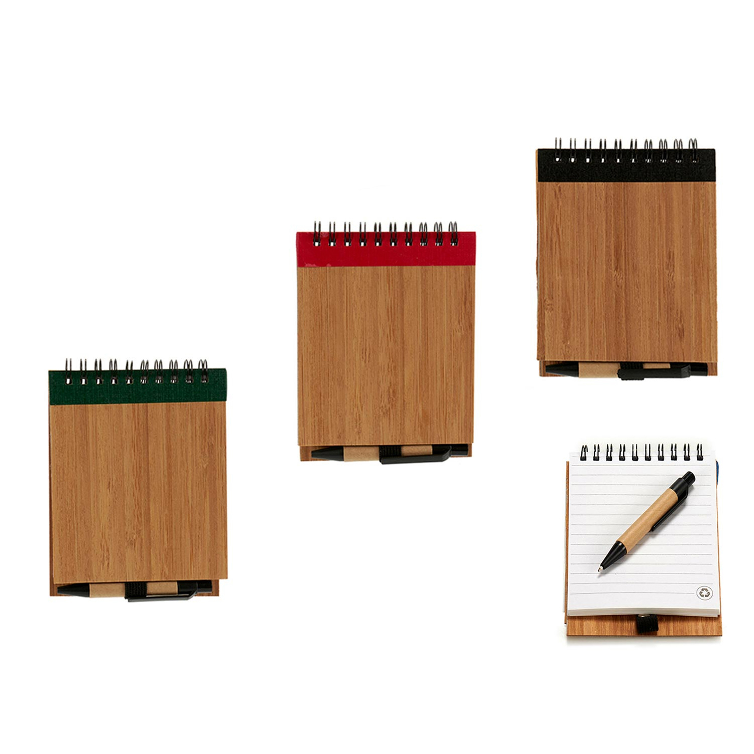 Cuatro blocs de notas con cubiertas de madera y bolígrafos. Los blocs tienen tapas de diferentes colores: verde, rojo y negro. Uno está abierto.
