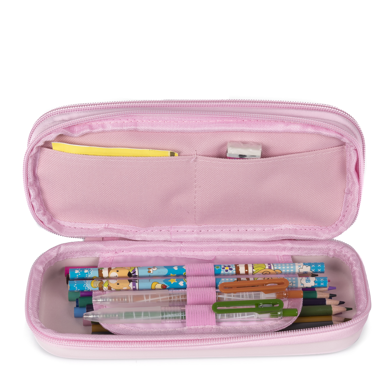 Estuche rosa abierto con útiles escolares. Incluye lápices, bolígrafos, borrador y un lápiz amarillo. Fondo blanco.