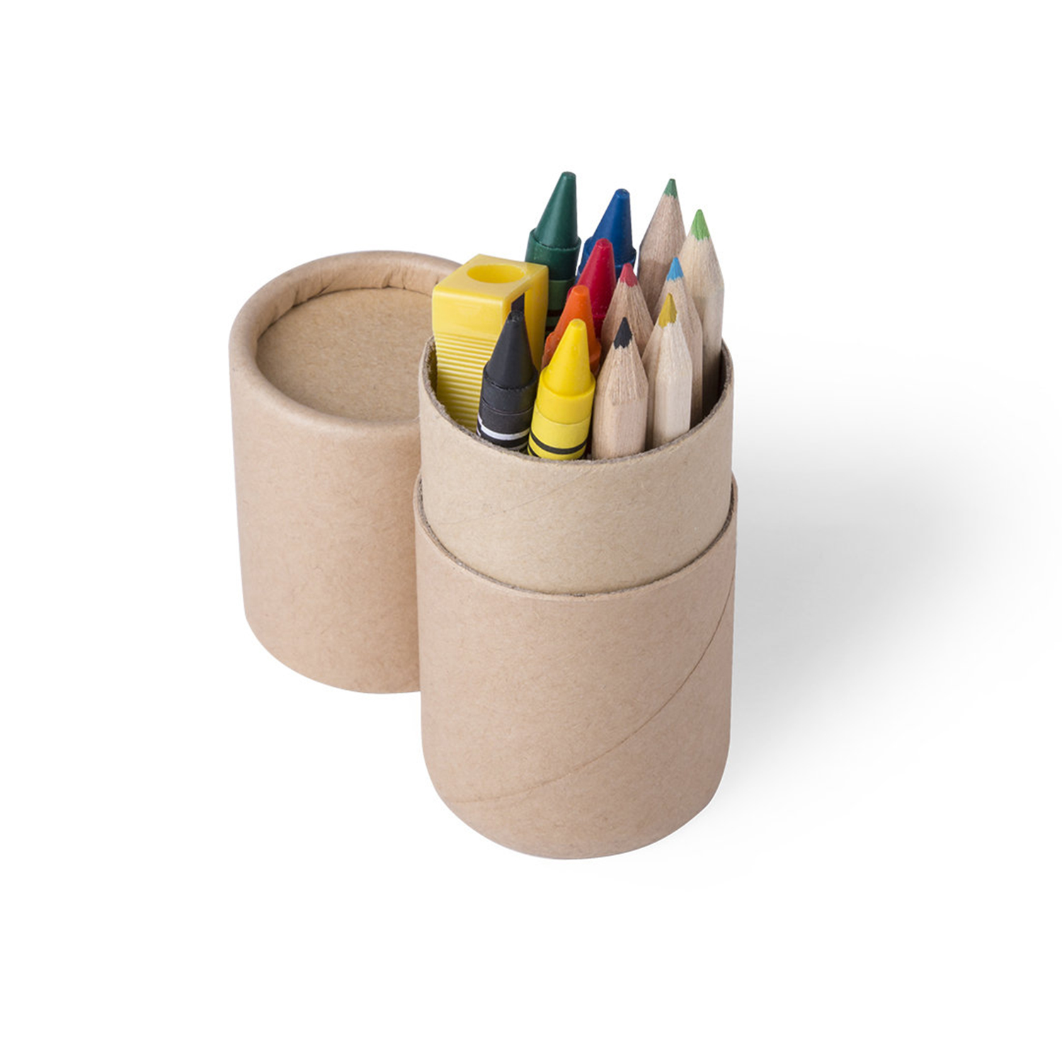 Un contenedor cilíndrico contiene crayones y lápices. El contenedor está abierto, revelando crayones y lápices coloridos. El fondo es blanco.