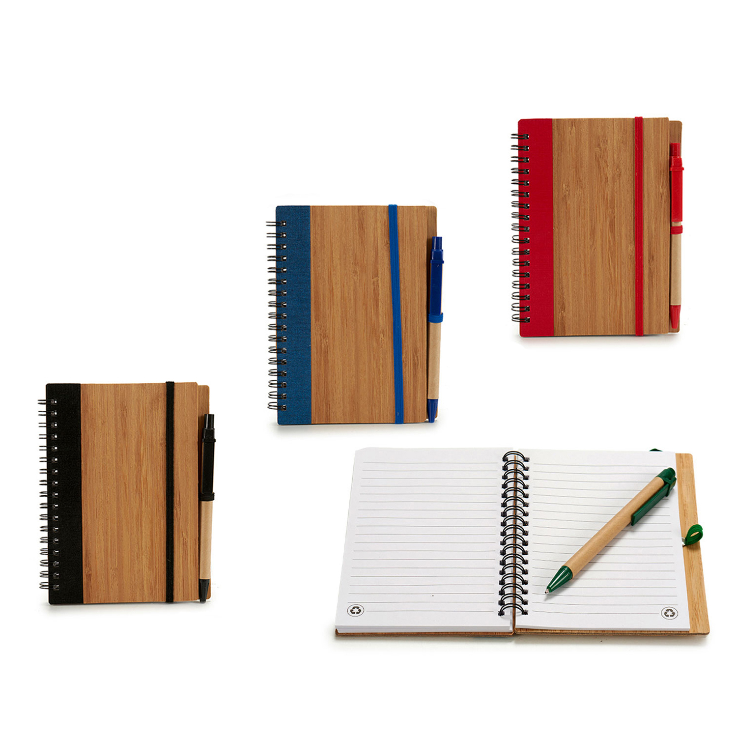 Cuatro cuadernos con tapas de madera y bolígrafos. Uno abierto, mostrando papel rayado. Colores: rojo, azul, negro y verde. Sobre blanco.